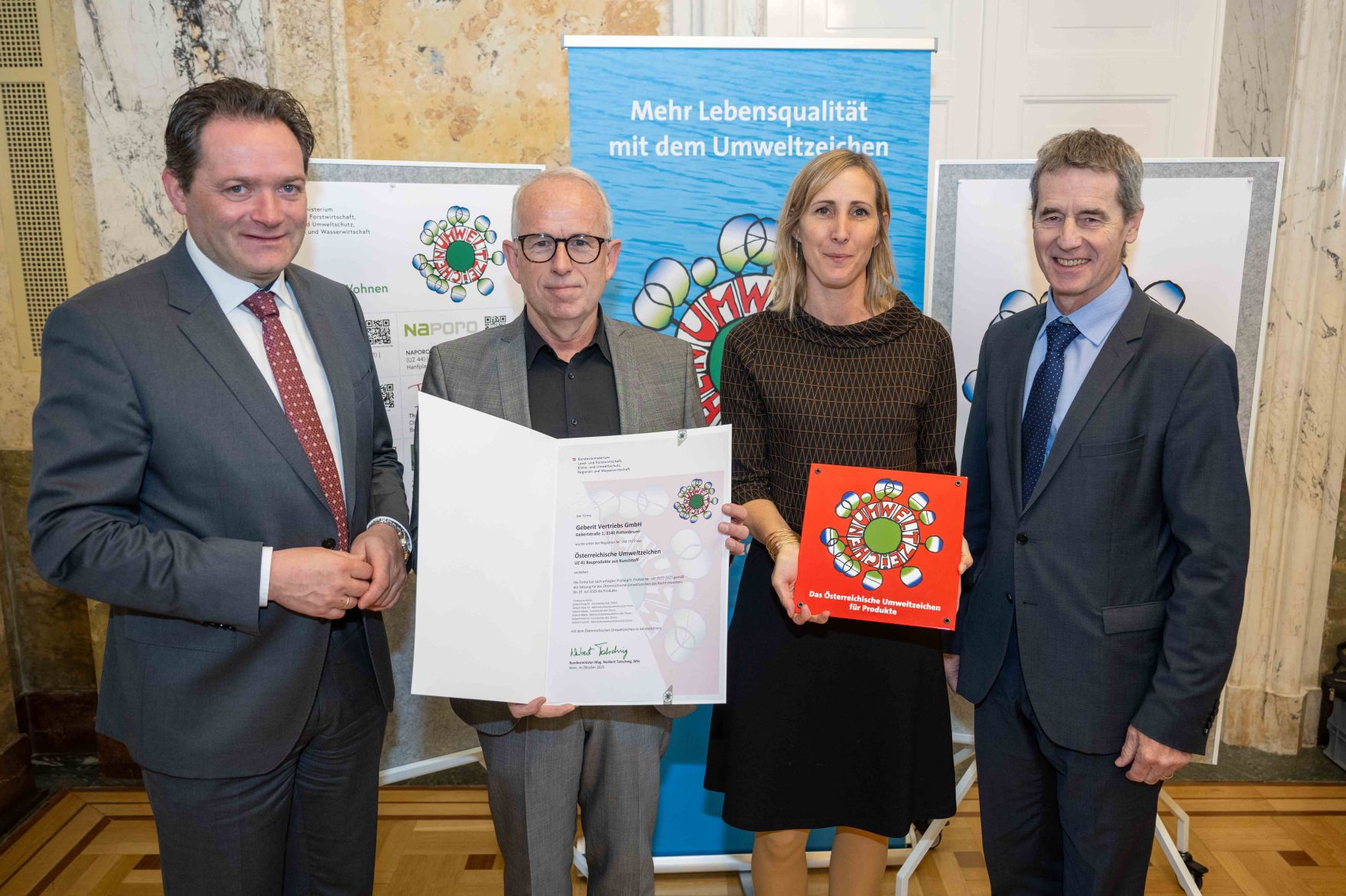 Bundesminister Norbert Totschnig verlieh das &Ouml;sterreichische Umweltzeichen an Unternehmen, die besonders nachhaltig wirtschaften. Die Umweltzeichenverleihung fand im Marmorsaal des Regierungsgeb&auml;udes am Stubenring statt.