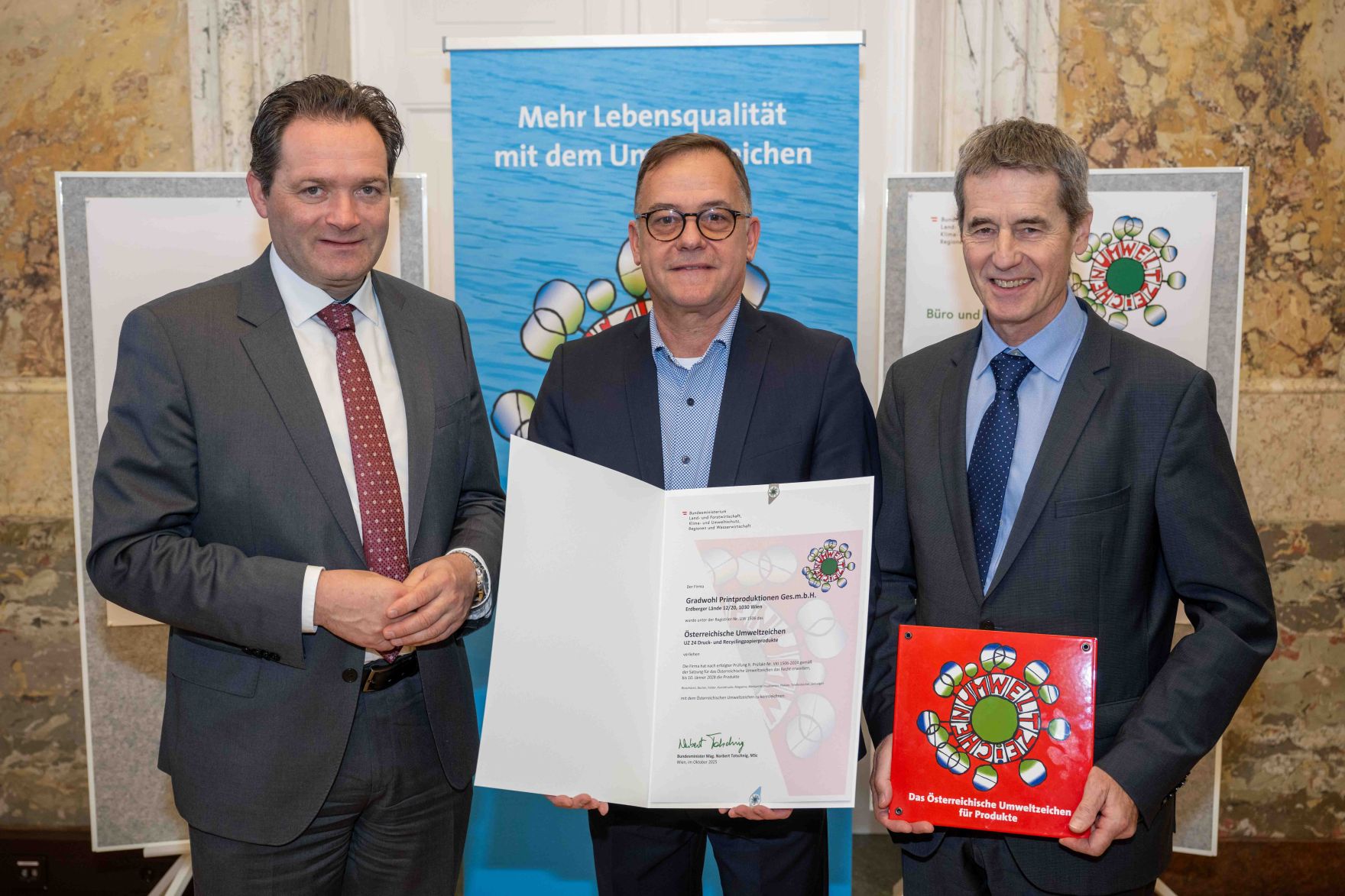 Bundesminister Norbert Totschnig verlieh das &Ouml;sterreichische Umweltzeichen an Unternehmen, die besonders nachhaltig wirtschaften. Die Umweltzeichenverleihung fand im Marmorsaal des Regierungsgeb&auml;udes am Stubenring statt.