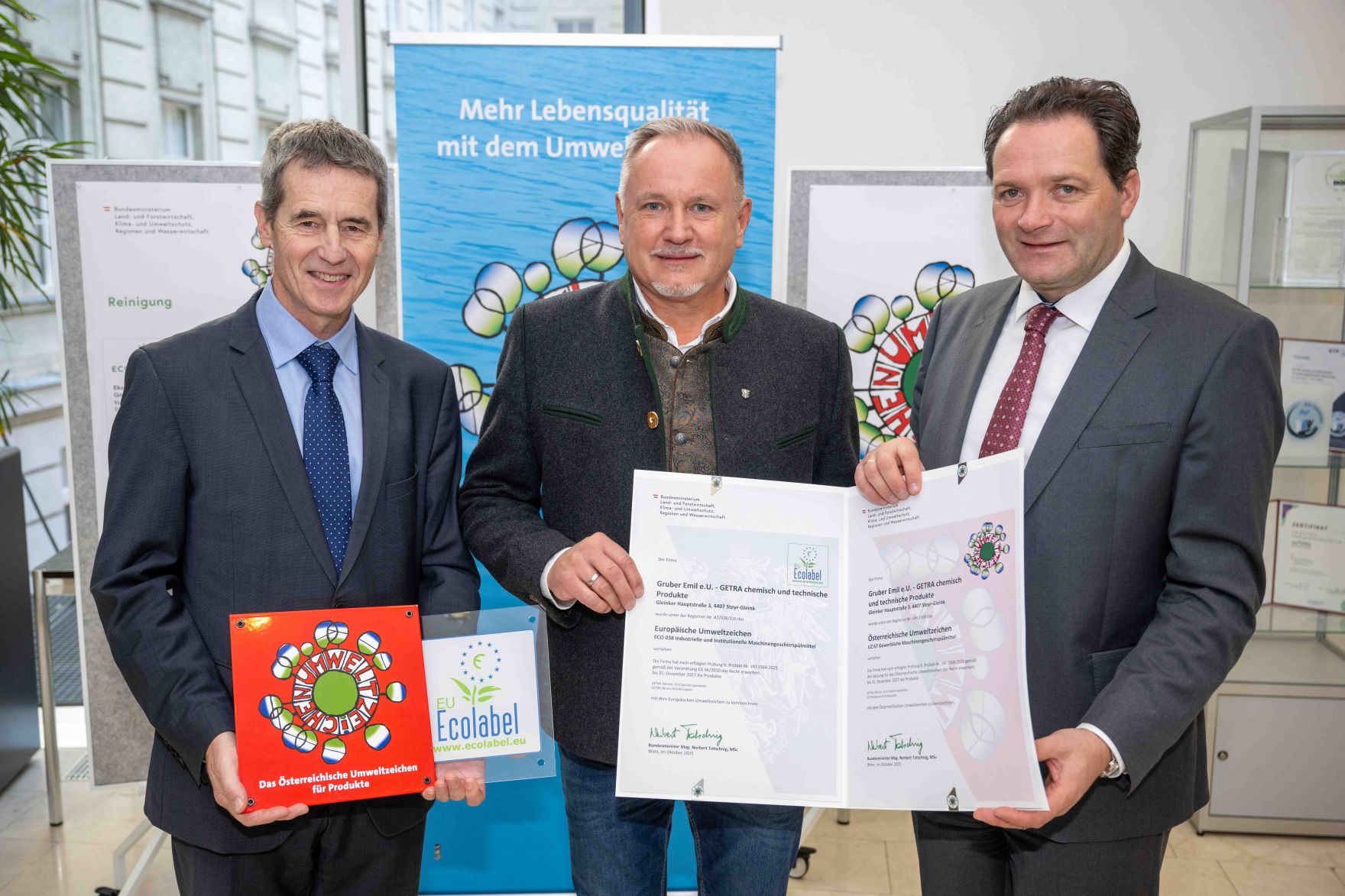 Bundesminister Norbert Totschnig verlieh das &Ouml;sterreichische Umweltzeichen an Unternehmen, die besonders nachhaltig wirtschaften. Die Umweltzeichenverleihung fand im Marmorsaal des Regierungsgeb&auml;udes am Stubenring statt.