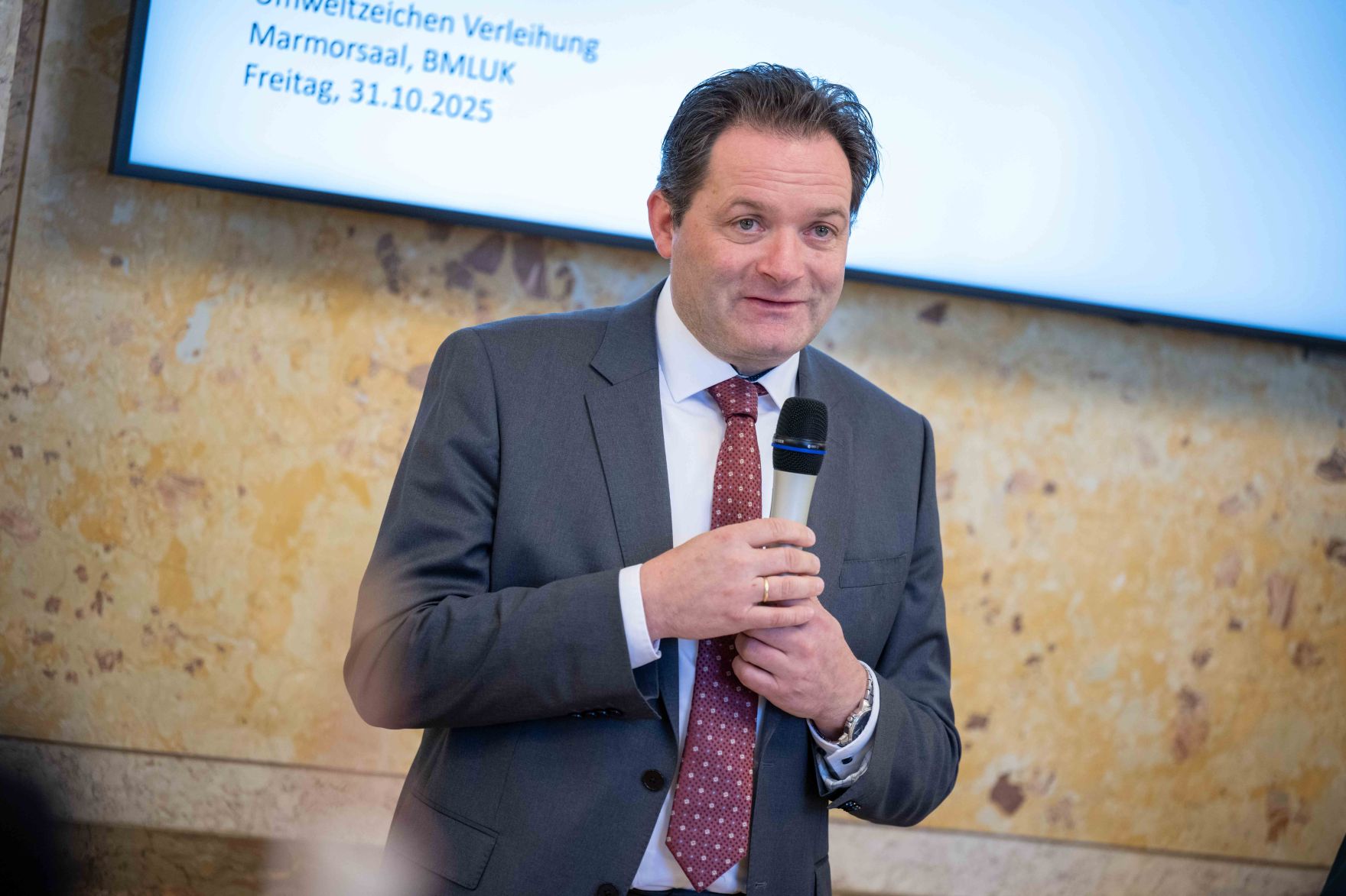 Bundesminister Norbert Totschnig verlieh das &Ouml;sterreichische Umweltzeichen an Unternehmen, die besonders nachhaltig wirtschaften. Die Umweltzeichenverleihung fand im Marmorsaal des Regierungsgeb&auml;udes am Stubenring statt.