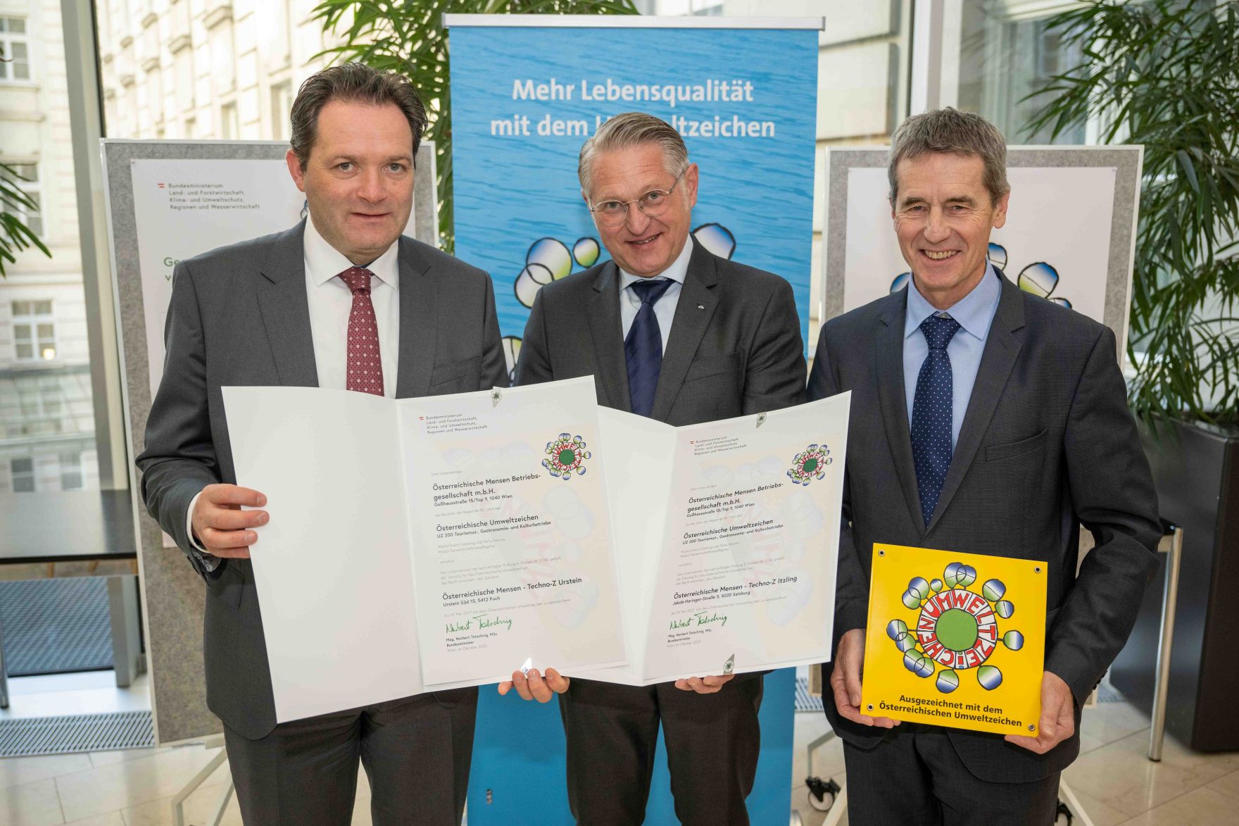 Bundesminister Norbert Totschnig verlieh das &Ouml;sterreichische Umweltzeichen an Unternehmen, die besonders nachhaltig wirtschaften. Die Umweltzeichenverleihung fand im Marmorsaal des Regierungsgeb&auml;udes am Stubenring statt.