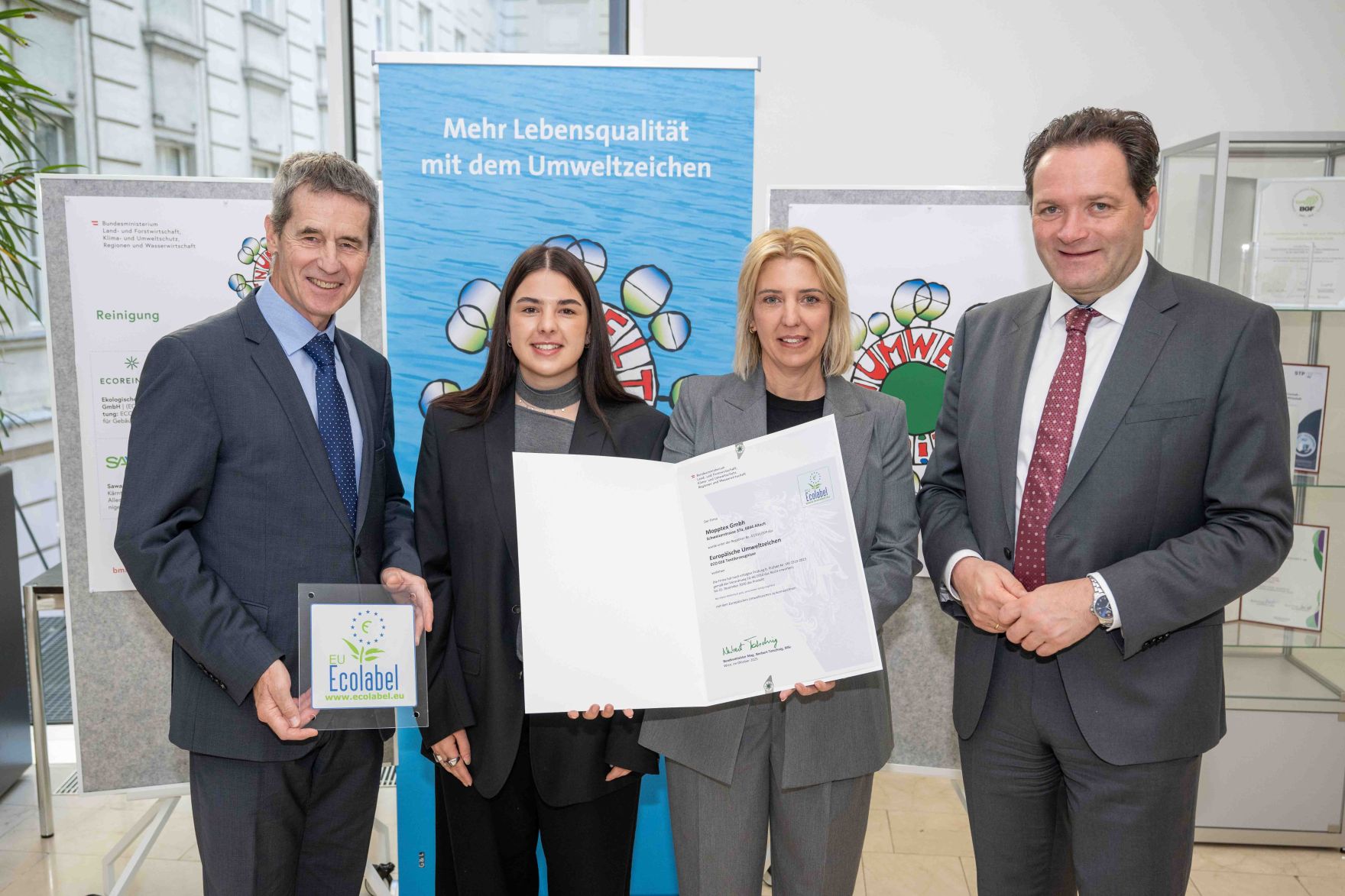 Bundesminister Norbert Totschnig verlieh das &Ouml;sterreichische Umweltzeichen an Unternehmen, die besonders nachhaltig wirtschaften. Die Umweltzeichenverleihung fand im Marmorsaal des Regierungsgeb&auml;udes am Stubenring statt.