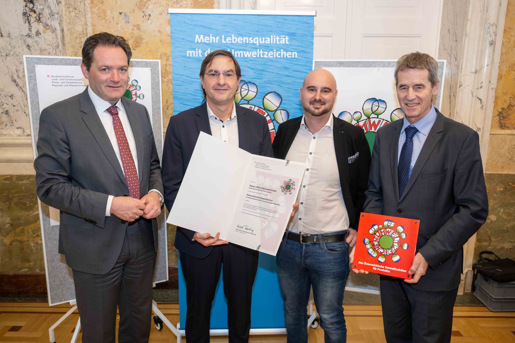 Bundesminister Norbert Totschnig verlieh das &Ouml;sterreichische Umweltzeichen an Unternehmen, die besonders nachhaltig wirtschaften. Die Umweltzeichenverleihung fand im Marmorsaal des Regierungsgeb&auml;udes am Stubenring statt.