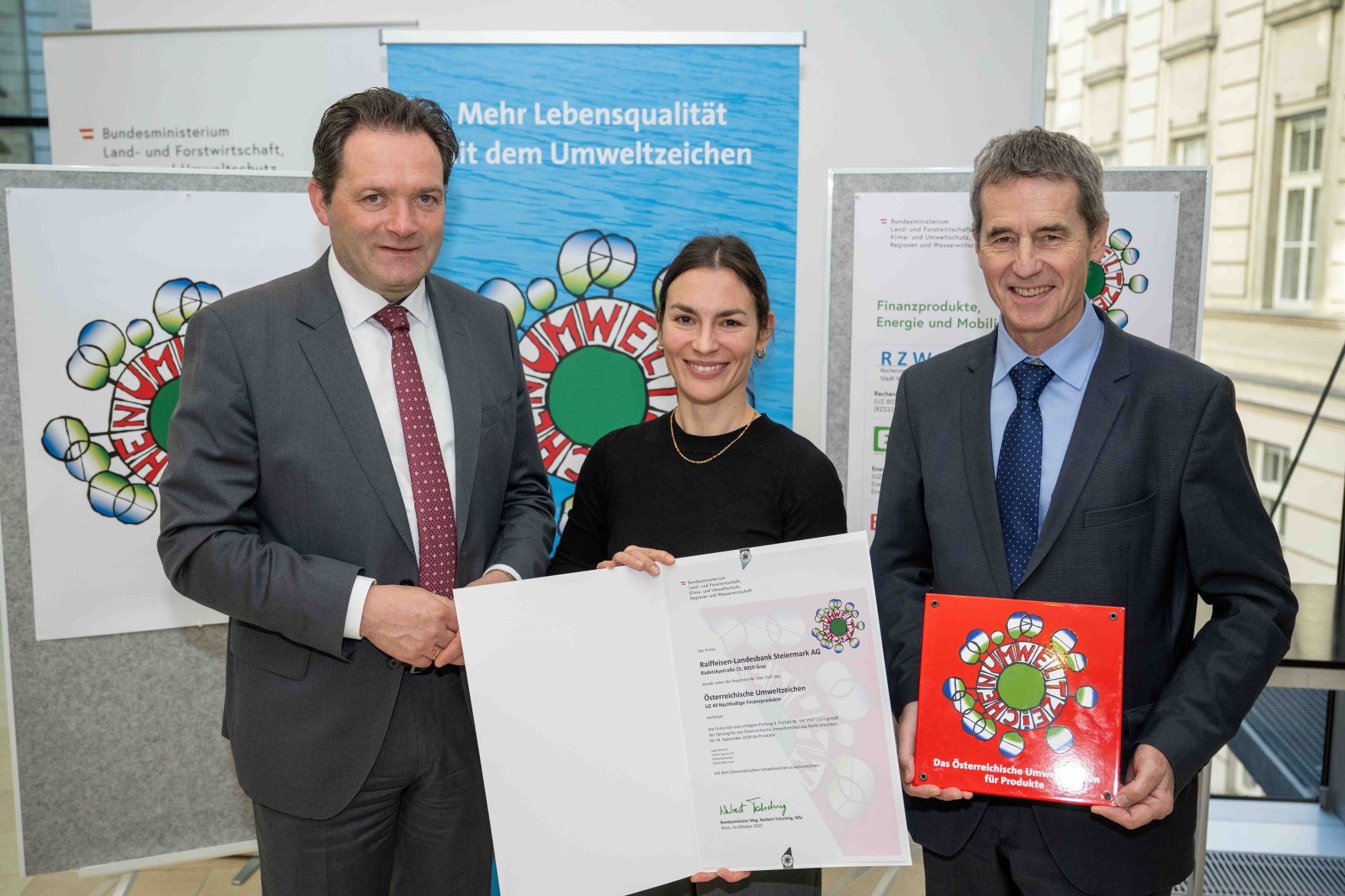 Bundesminister Norbert Totschnig verlieh das &Ouml;sterreichische Umweltzeichen an Unternehmen, die besonders nachhaltig wirtschaften. Die Umweltzeichenverleihung fand im Marmorsaal des Regierungsgeb&auml;udes am Stubenring statt.