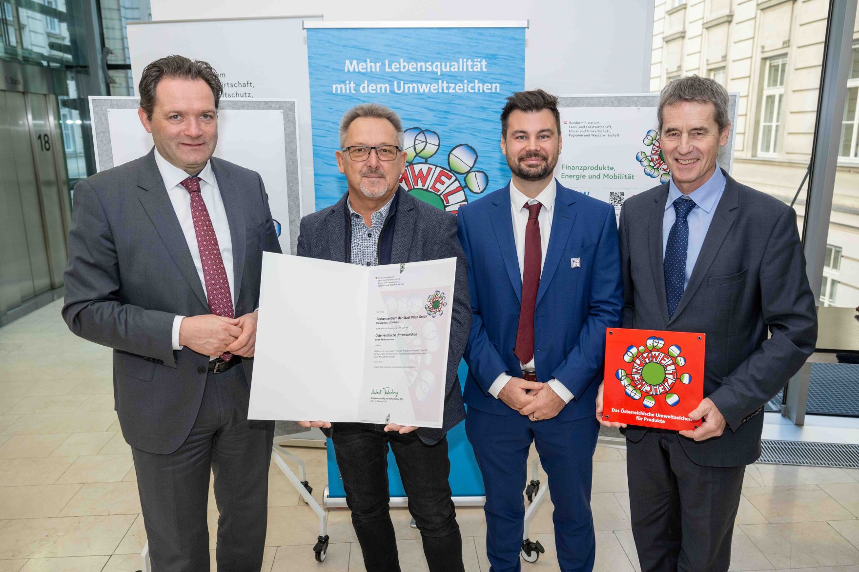 Bundesminister Norbert Totschnig verlieh das &Ouml;sterreichische Umweltzeichen an Unternehmen, die besonders nachhaltig wirtschaften. Die Umweltzeichenverleihung fand im Marmorsaal des Regierungsgeb&auml;udes am Stubenring statt.