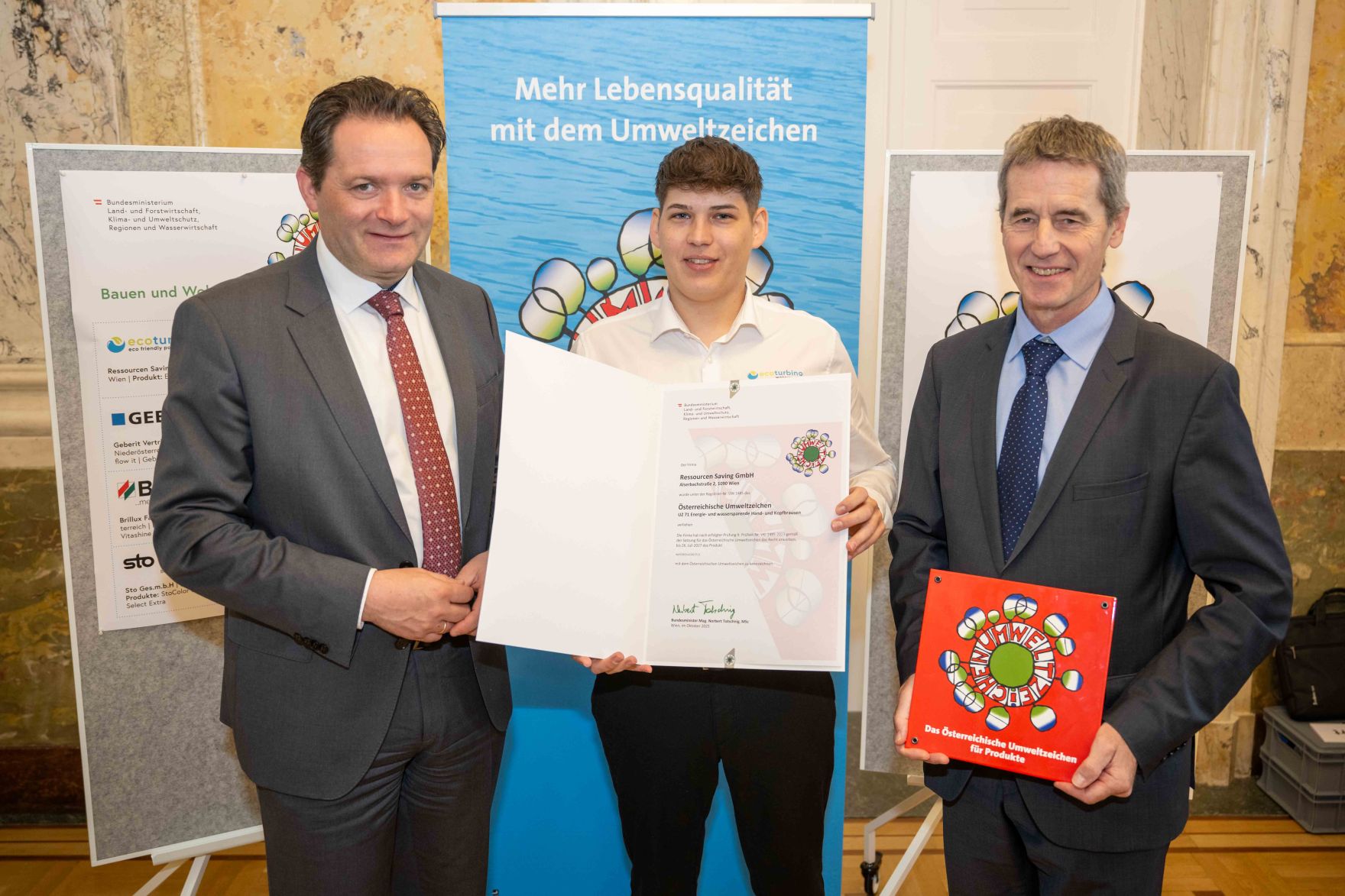 Bundesminister Norbert Totschnig verlieh das &Ouml;sterreichische Umweltzeichen an Unternehmen, die besonders nachhaltig wirtschaften. Die Umweltzeichenverleihung fand im Marmorsaal des Regierungsgeb&auml;udes am Stubenring statt.