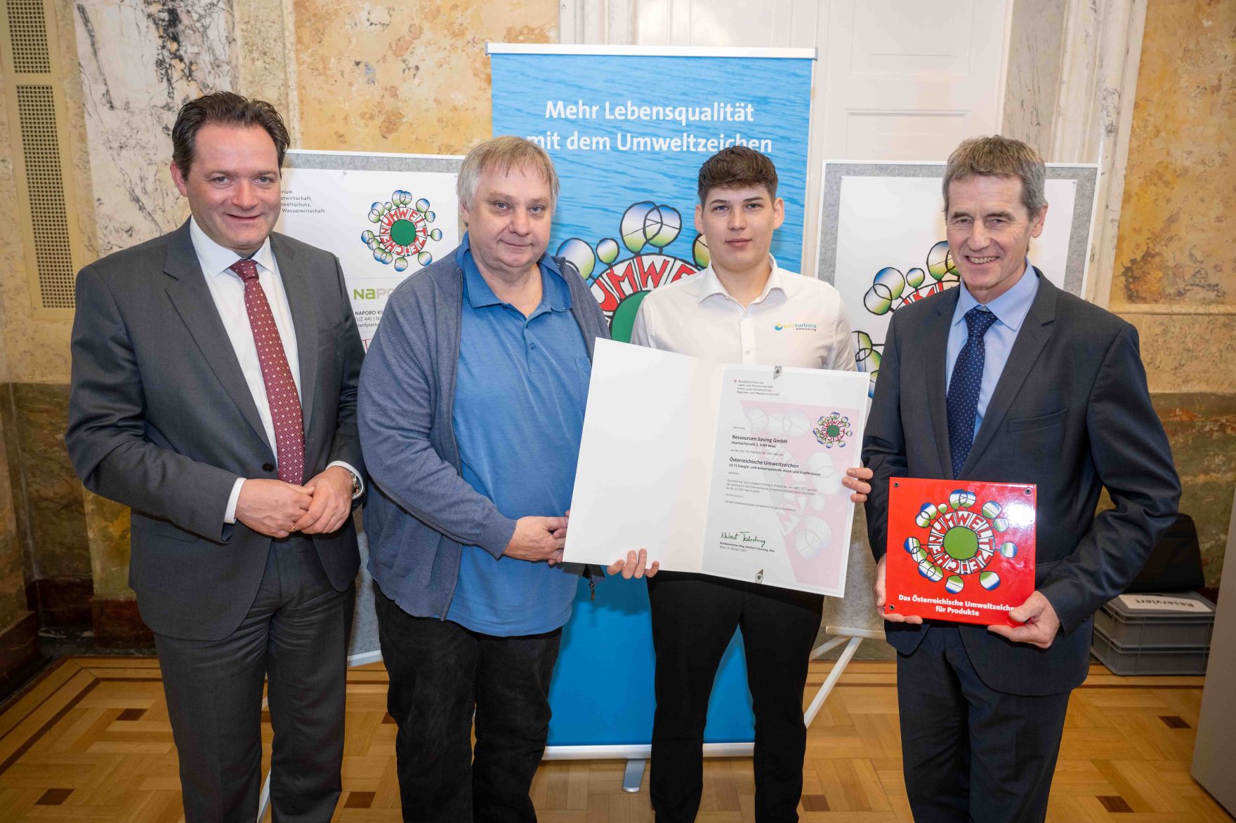 Bundesminister Norbert Totschnig verlieh das &Ouml;sterreichische Umweltzeichen an Unternehmen, die besonders nachhaltig wirtschaften. Die Umweltzeichenverleihung fand im Marmorsaal des Regierungsgeb&auml;udes am Stubenring statt.