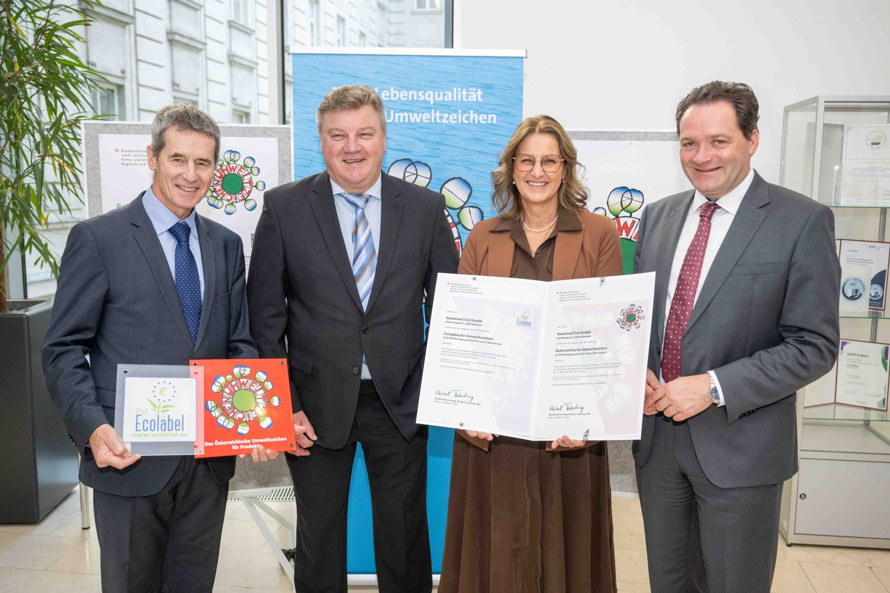 Bundesminister Norbert Totschnig verlieh das &Ouml;sterreichische Umweltzeichen an Unternehmen, die besonders nachhaltig wirtschaften. Die Umweltzeichenverleihung fand im Marmorsaal des Regierungsgeb&auml;udes am Stubenring statt.