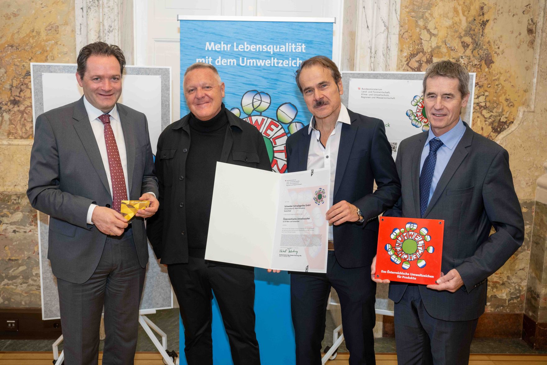 Bundesminister Norbert Totschnig verlieh das &Ouml;sterreichische Umweltzeichen an Unternehmen, die besonders nachhaltig wirtschaften. Die Umweltzeichenverleihung fand im Marmorsaal des Regierungsgeb&auml;udes am Stubenring statt.