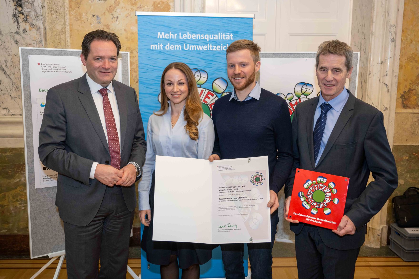 Bundesminister Norbert Totschnig verlieh das &Ouml;sterreichische Umweltzeichen an Unternehmen, die besonders nachhaltig wirtschaften. Die Umweltzeichenverleihung fand im Marmorsaal des Regierungsgeb&auml;udes am Stubenring statt.