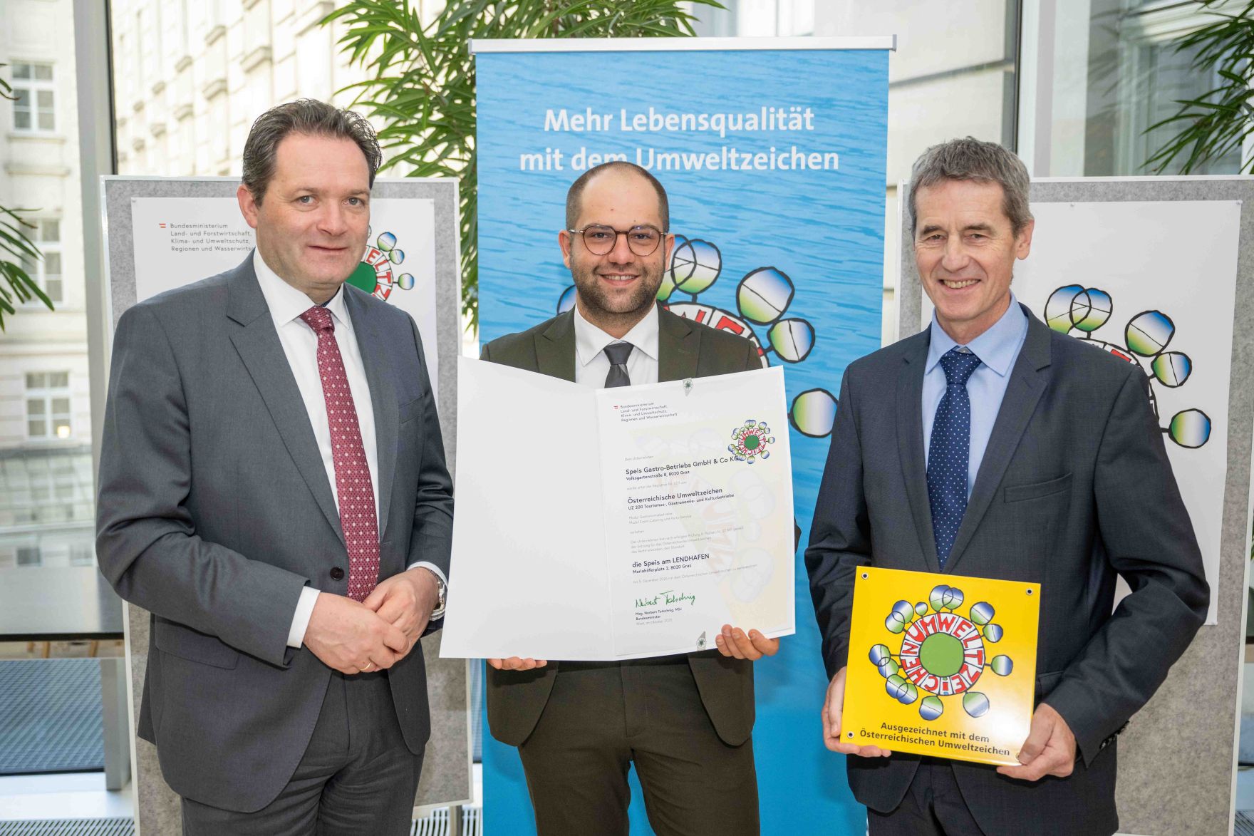 Bundesminister Norbert Totschnig verlieh das &Ouml;sterreichische Umweltzeichen an Unternehmen, die besonders nachhaltig wirtschaften. Die Umweltzeichenverleihung fand im Marmorsaal des Regierungsgeb&auml;udes am Stubenring statt.