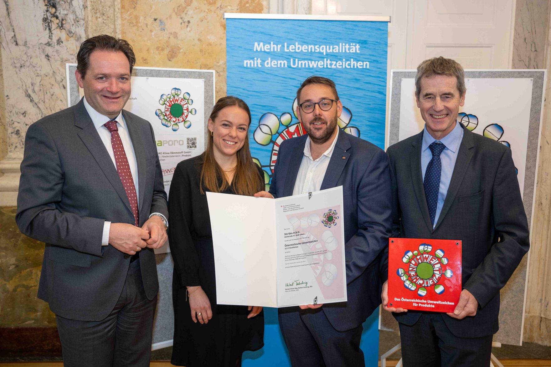 Bundesminister Norbert Totschnig verlieh das &Ouml;sterreichische Umweltzeichen an Unternehmen, die besonders nachhaltig wirtschaften. Die Umweltzeichenverleihung fand im Marmorsaal des Regierungsgeb&auml;udes am Stubenring statt.