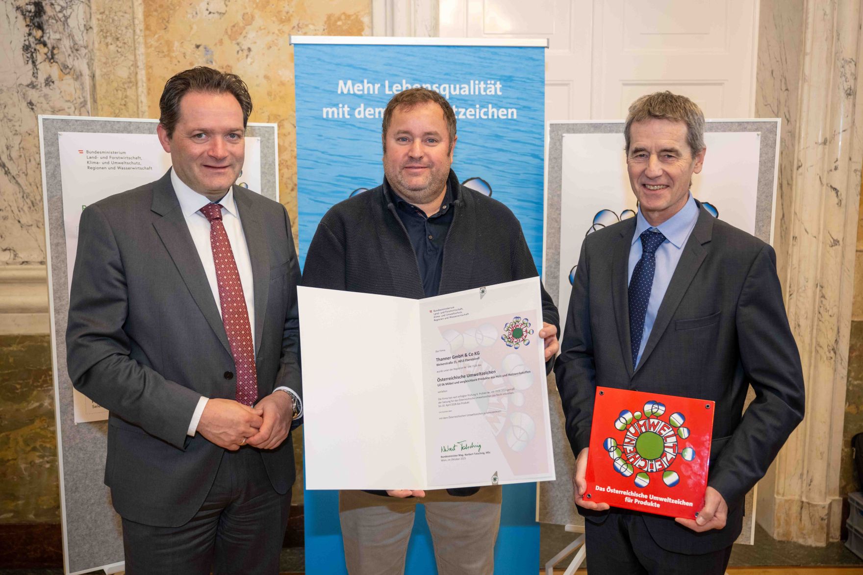 Bundesminister Norbert Totschnig verlieh das &Ouml;sterreichische Umweltzeichen an Unternehmen, die besonders nachhaltig wirtschaften. Die Umweltzeichenverleihung fand im Marmorsaal des Regierungsgeb&auml;udes am Stubenring statt.