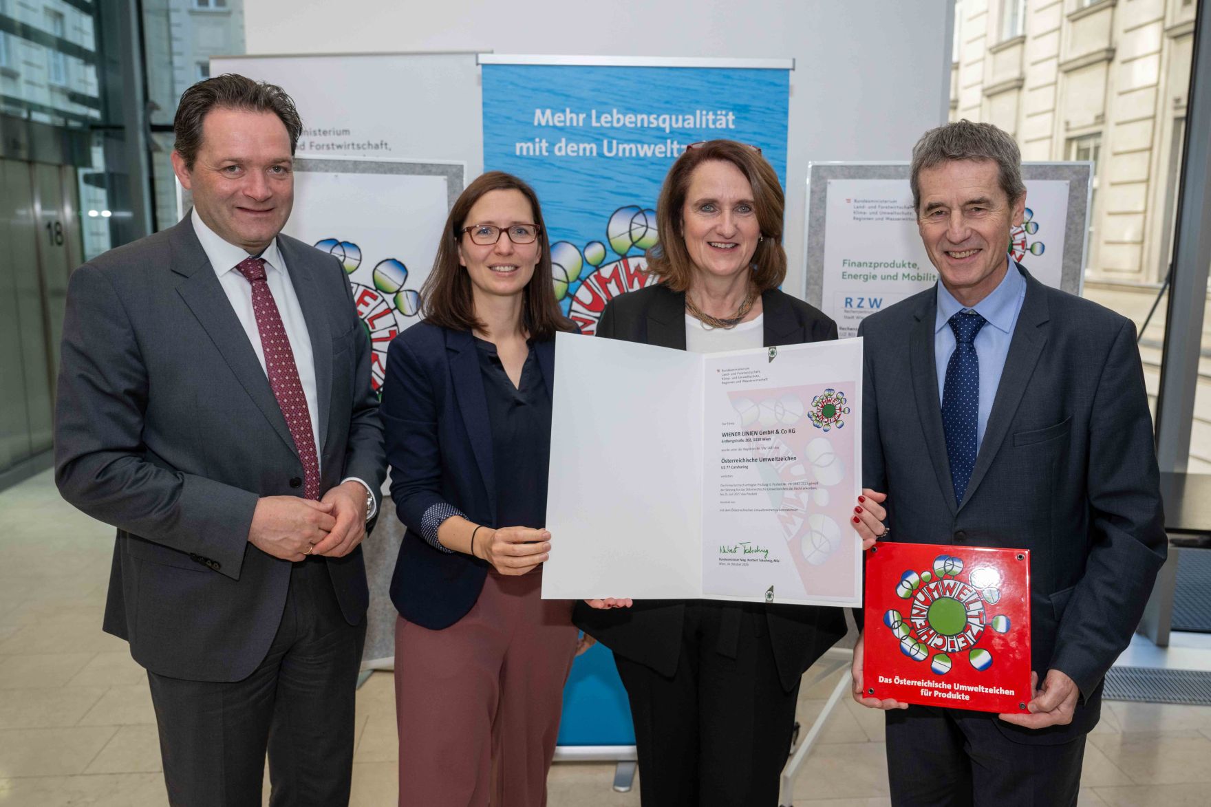 Bundesminister Norbert Totschnig verlieh das &Ouml;sterreichische Umweltzeichen an Unternehmen, die besonders nachhaltig wirtschaften. Die Umweltzeichenverleihung fand im Marmorsaal des Regierungsgeb&auml;udes am Stubenring statt.