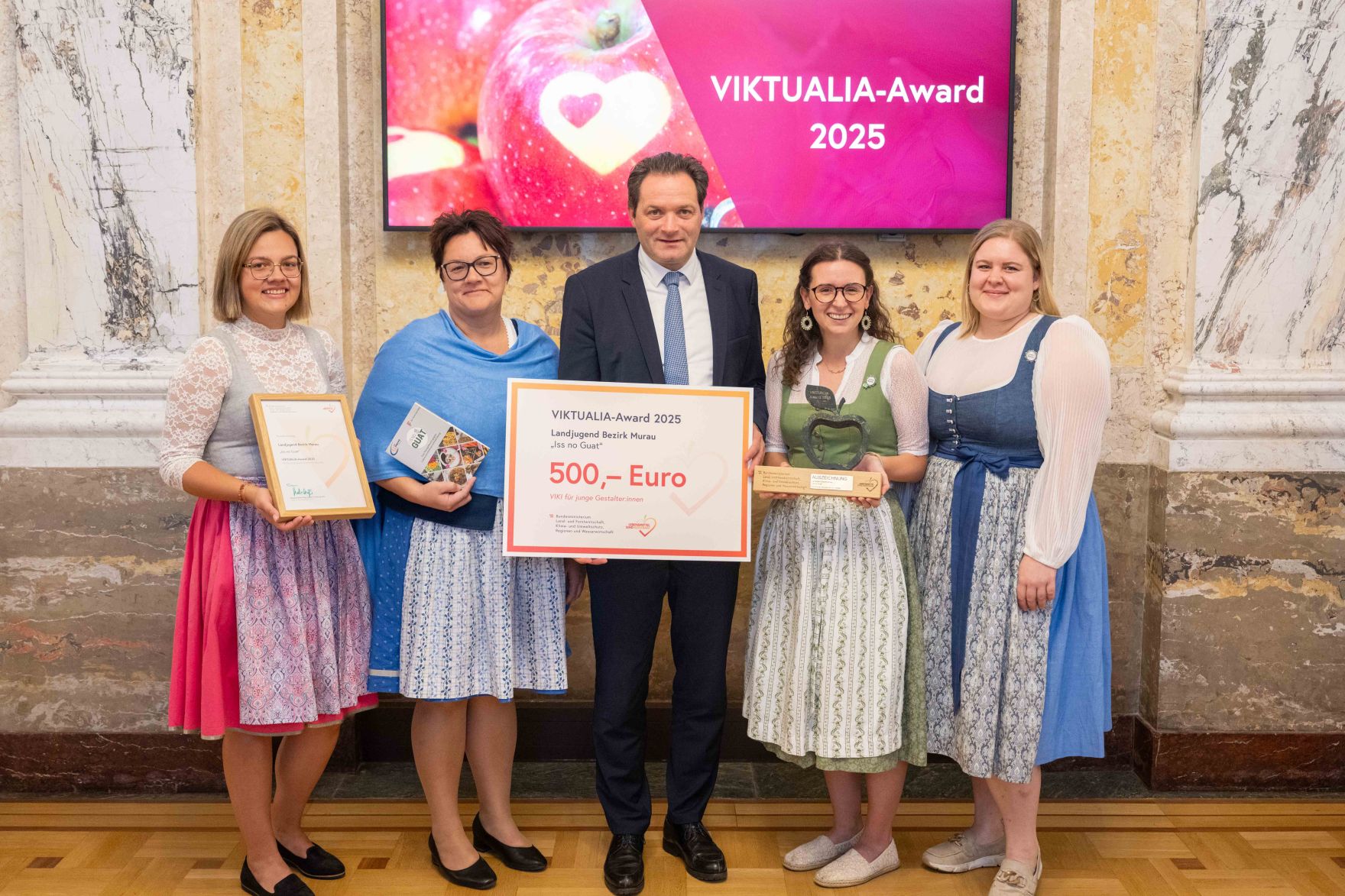 Bereits zum 6. Mal wird der VIKTUALIA-Award f&uuml;r herausragende Projekte und Ideen gegen Lebensmittelverschwendung verliehen. Herr Bundesminister Norbert Totschnig zeichnete die Gewinner-Projekte Im Marmorsaal des Regierungsgeb&auml;udes aus.