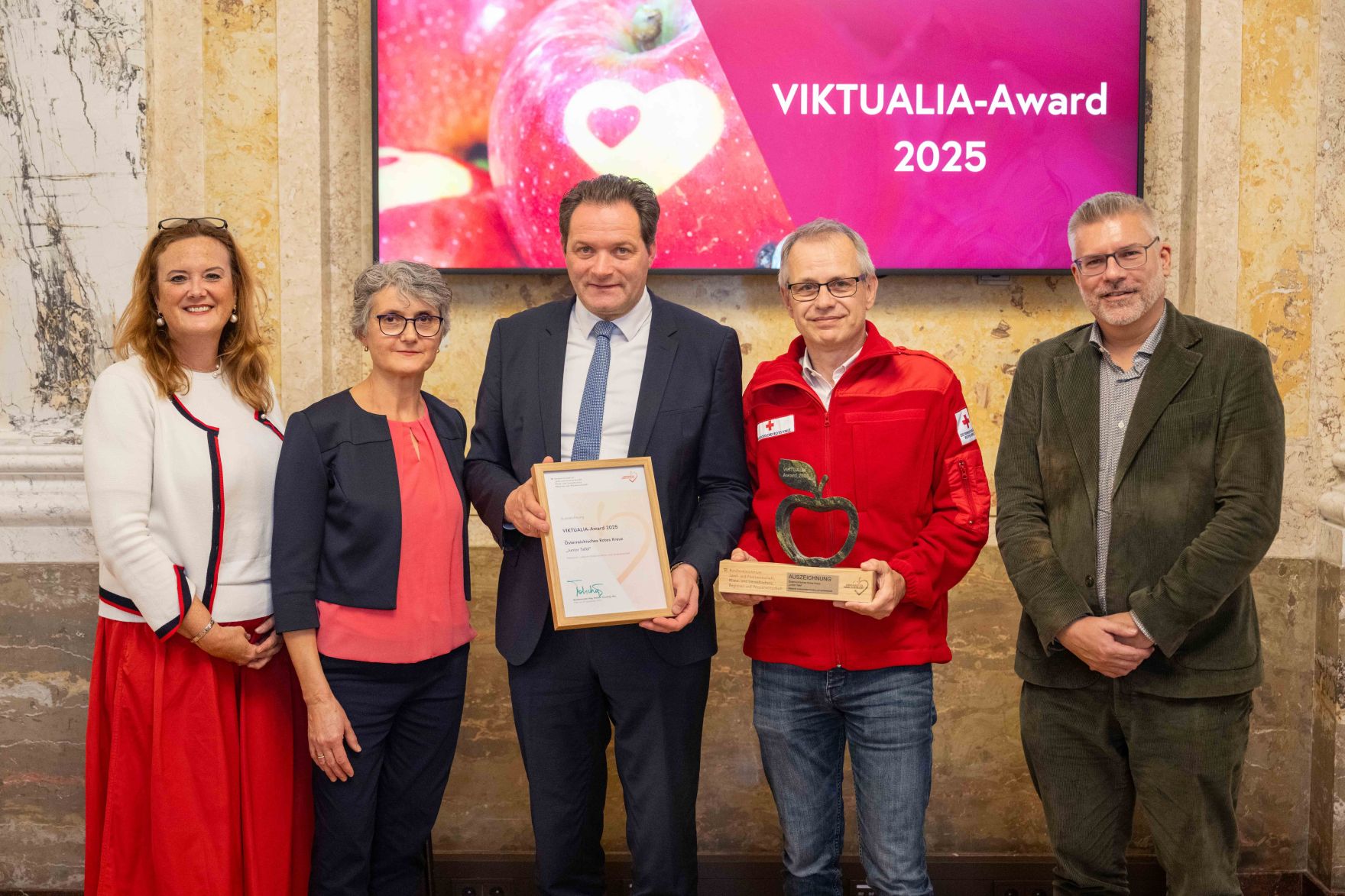 Bereits zum 6. Mal wird der VIKTUALIA-Award f&uuml;r herausragende Projekte und Ideen gegen Lebensmittelverschwendung verliehen. Herr Bundesminister Norbert Totschnig zeichnete die Gewinner-Projekte Im Marmorsaal des Regierungsgeb&auml;udes aus.