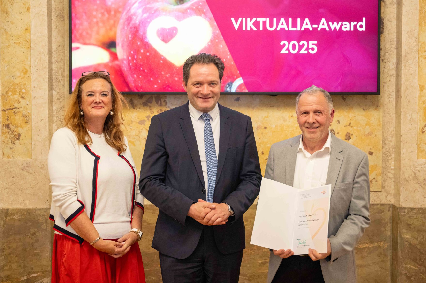 Bereits zum 6. Mal wird der VIKTUALIA-Award f&uuml;r herausragende Projekte und Ideen gegen Lebensmittelverschwendung verliehen. Herr Bundesminister Norbert Totschnig zeichnete die Gewinner-Projekte Im Marmorsaal des Regierungsgeb&auml;udes aus.