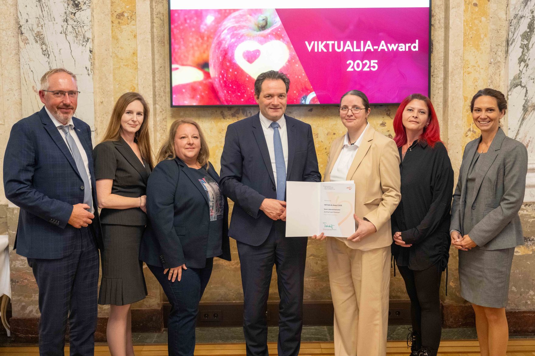 Bereits zum 6. Mal wird der VIKTUALIA-Award f&uuml;r herausragende Projekte und Ideen gegen Lebensmittelverschwendung verliehen. Herr Bundesminister Norbert Totschnig zeichnete die Gewinner-Projekte Im Marmorsaal des Regierungsgeb&auml;udes aus.