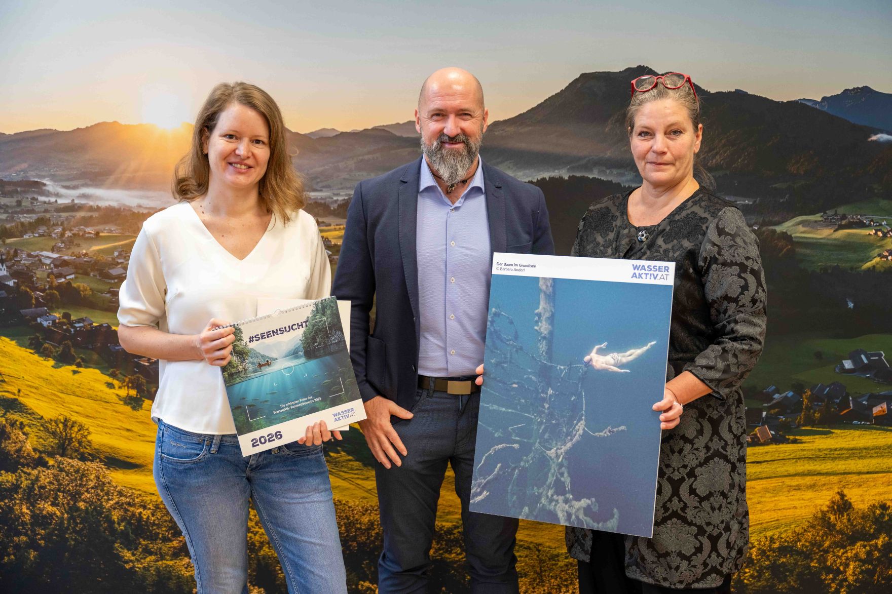 DSC_0738.jpg Im Rahmen des Wasseraktiv Fotowettbewerbs 2025 wurden die Gewinnerinnen und Gewinner im Bundesministerium für Land- und Forstwirtschaft, Klima- und Umweltschutz, Regionen und Wasserwirtschaft ausgezeichnet. Publikumsvoting Platz 3: "Der Baum im Grundlsee" von Barbara Anderl mit Sektionschefin Monika Mörth und dem Fotomodel Josef Köberl.