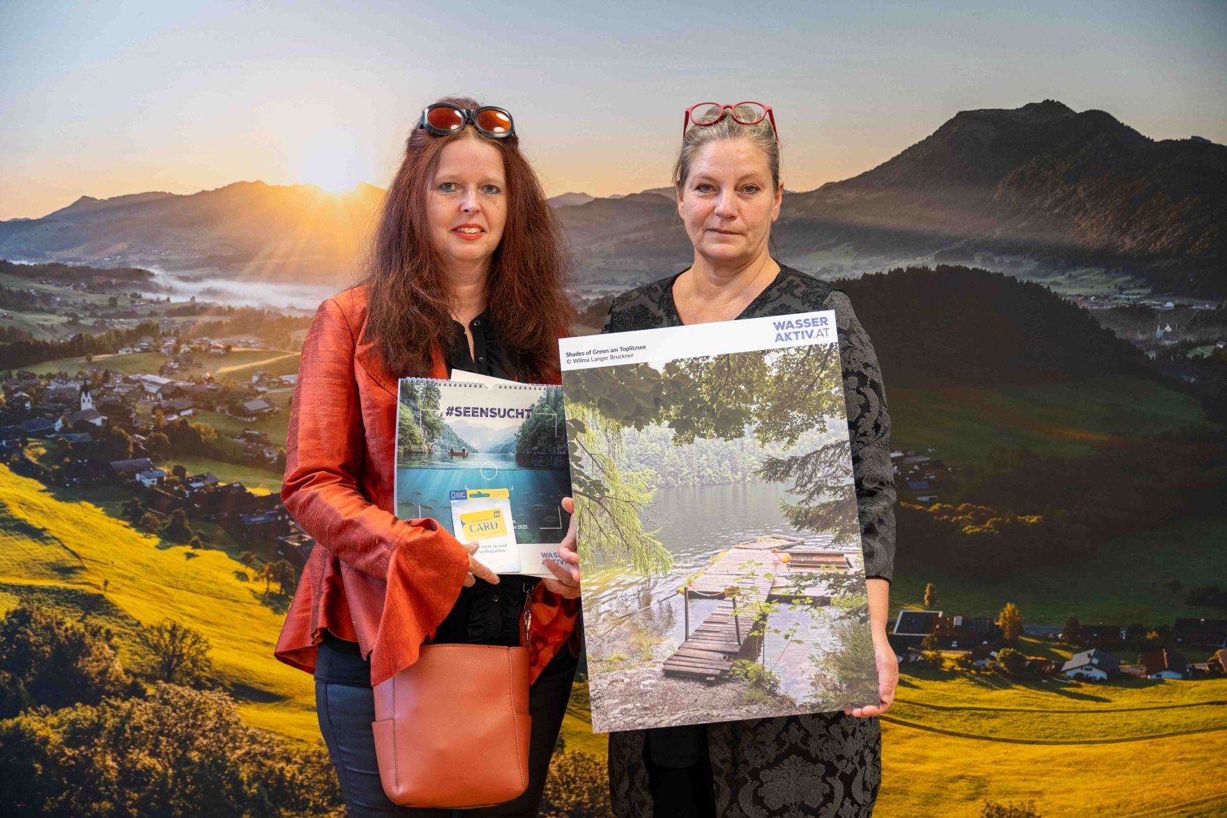 DSC_0779.jpg Im Rahmen des Wasseraktiv Fotowettbewerbs 2025 wurden die Gewinnerinnen und Gewinner im Bundesministerium für Land- und Forstwirtschaft, Klima- und Umweltschutz, Regionen und Wasserwirtschaft ausgezeichnet. Publikumsvoting Platz 4: "Shades of green am Toplitzsee" von Wilma Langer Bruckner mit Sektionschefin Monika Mörth.
