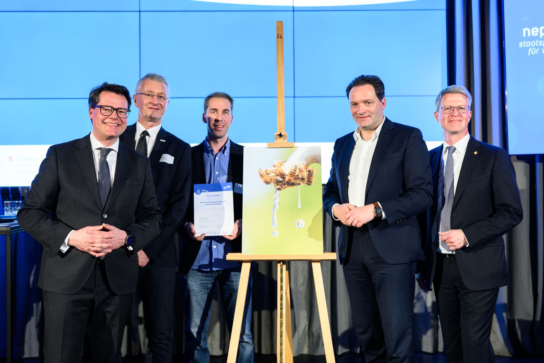Der Neptun Staatspreis f&uuml;r Wasser ist der &ouml;sterreichische Umwelt- und Innovationspreis zu Themen rund ums Wasser. Am 20. M&auml;rz zeichnete Bundesminister Norbert Totschnig die Preistr&auml;gerinnen und Preistr&auml;ger aus. Im Bild: WasserWIEN Platz 1 &ndash; &bdquo;Bienen so durstig wie Elefanten am Zentralfriedhof&ldquo; von Marius Holzapfel