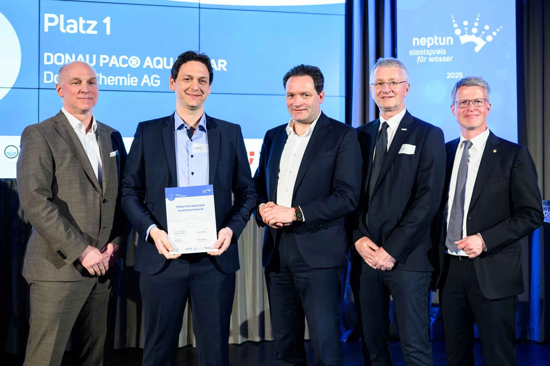 Neptun_2025_094.jpg Der Neptun Staatspreis für Wasser ist der österreichische Umwelt- und Innovationspreis zu Themen rund ums Wasser. Am 20. März zeichnete Bundesminister Norbert Totschnig die Preisträgerinnen und Preisträger aus. Im Bild: WasserFORSCHT Platz 1 – DONAU PAC AQUACLEAR