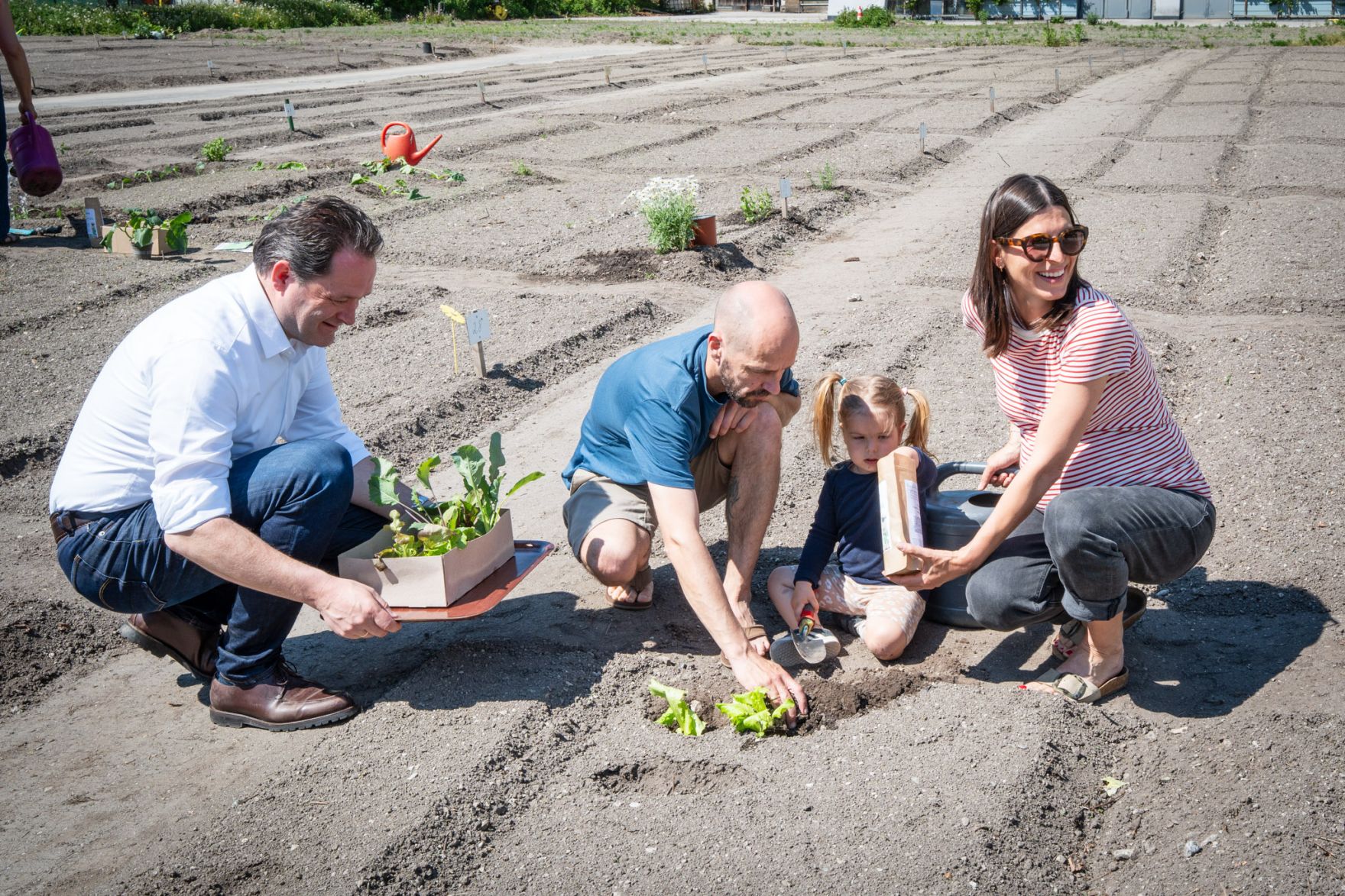 PENZ-30.jpg Garteln mitten in Innsbruck: Bundesminister Norbert Totschnig stattete den Gewinnerinnen und Gewinnern des Urban Gardening-Gewinnspiels beim Innsbrucker Hofgarten einen Besuch ab. Im Bild: Bundesminister Norbert Totschnig mit Gewinner Dominik und Gewinnerin Sabine und deren Tochter