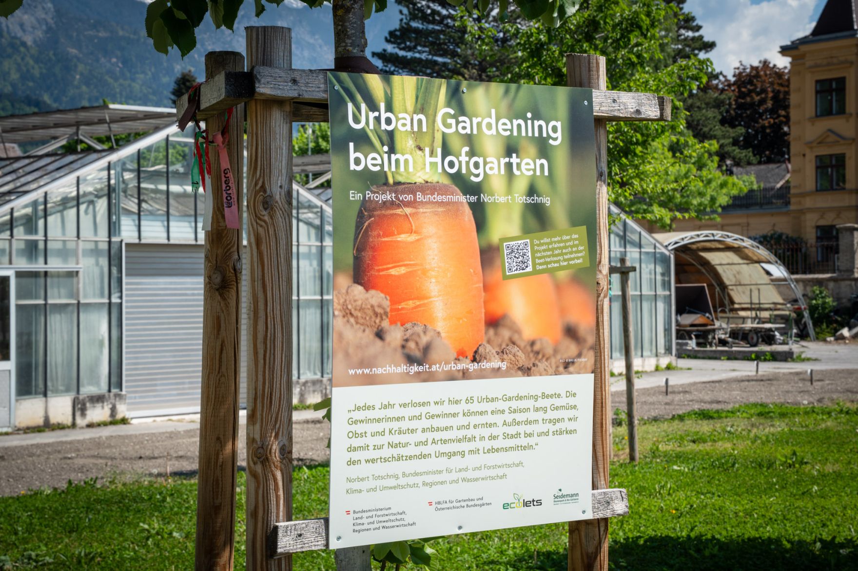 PENZ-37.jpg Garteln mitten in Innsbruck: Bundesminister Norbert Totschnig stattete den Gewinnerinnen und Gewinnern des Urban Gardening-Gewinnspiels beim Innsbrucker Hofgarten einen Besuch ab.