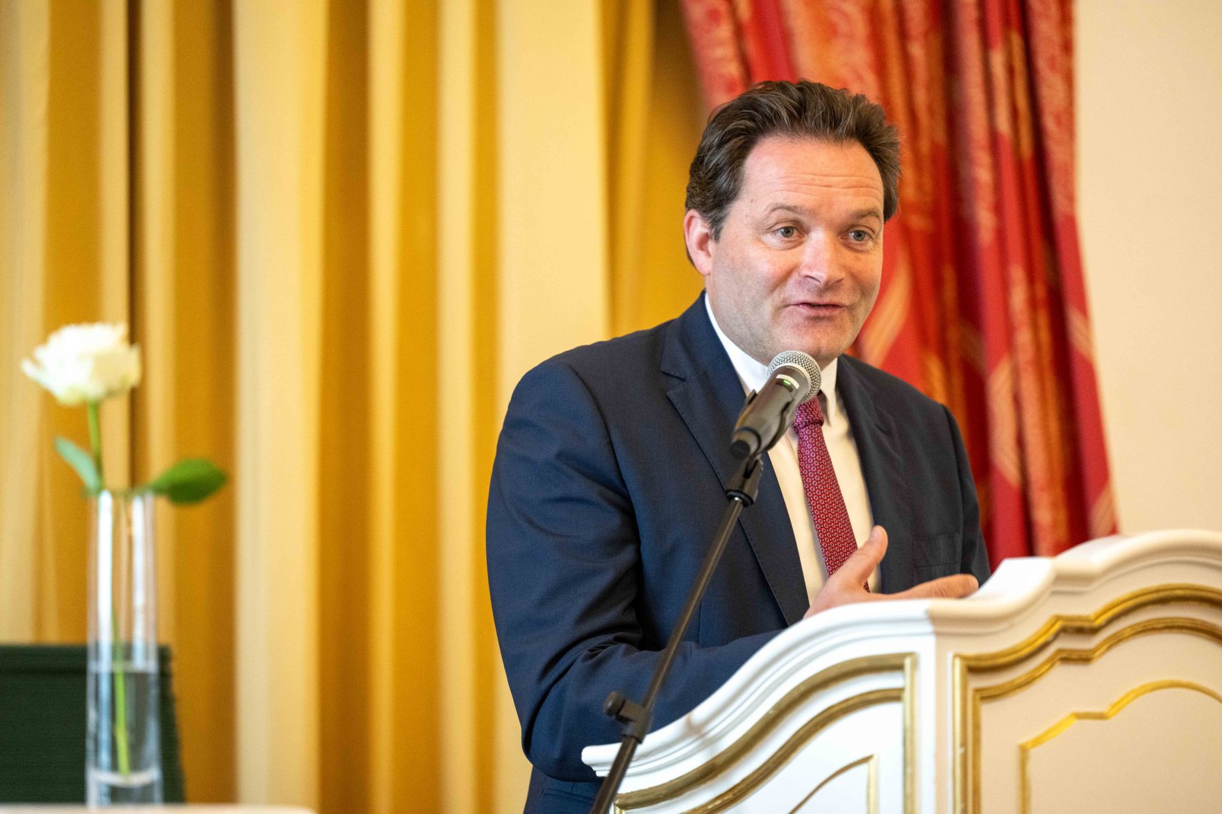 Herr Bundesminister Totschnig bei der Verleihung des Berufstitel &quot;&Ouml;konomierat&quot; im Palais Coburg.