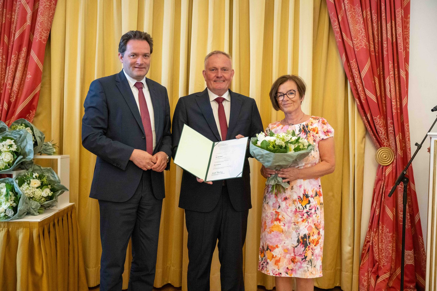 Herr Bundesminister Totschnig bei der Verleihung des Berufstitel &quot;&Ouml;konomierat&quot; im Palais Coburg.