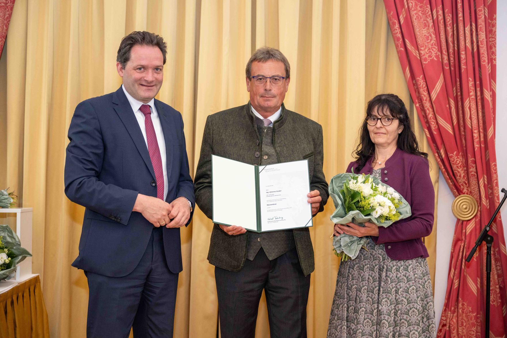 Herr Bundesminister Totschnig bei der Verleihung des Berufstitel &quot;&Ouml;konomierat&quot; im Palais Coburg.