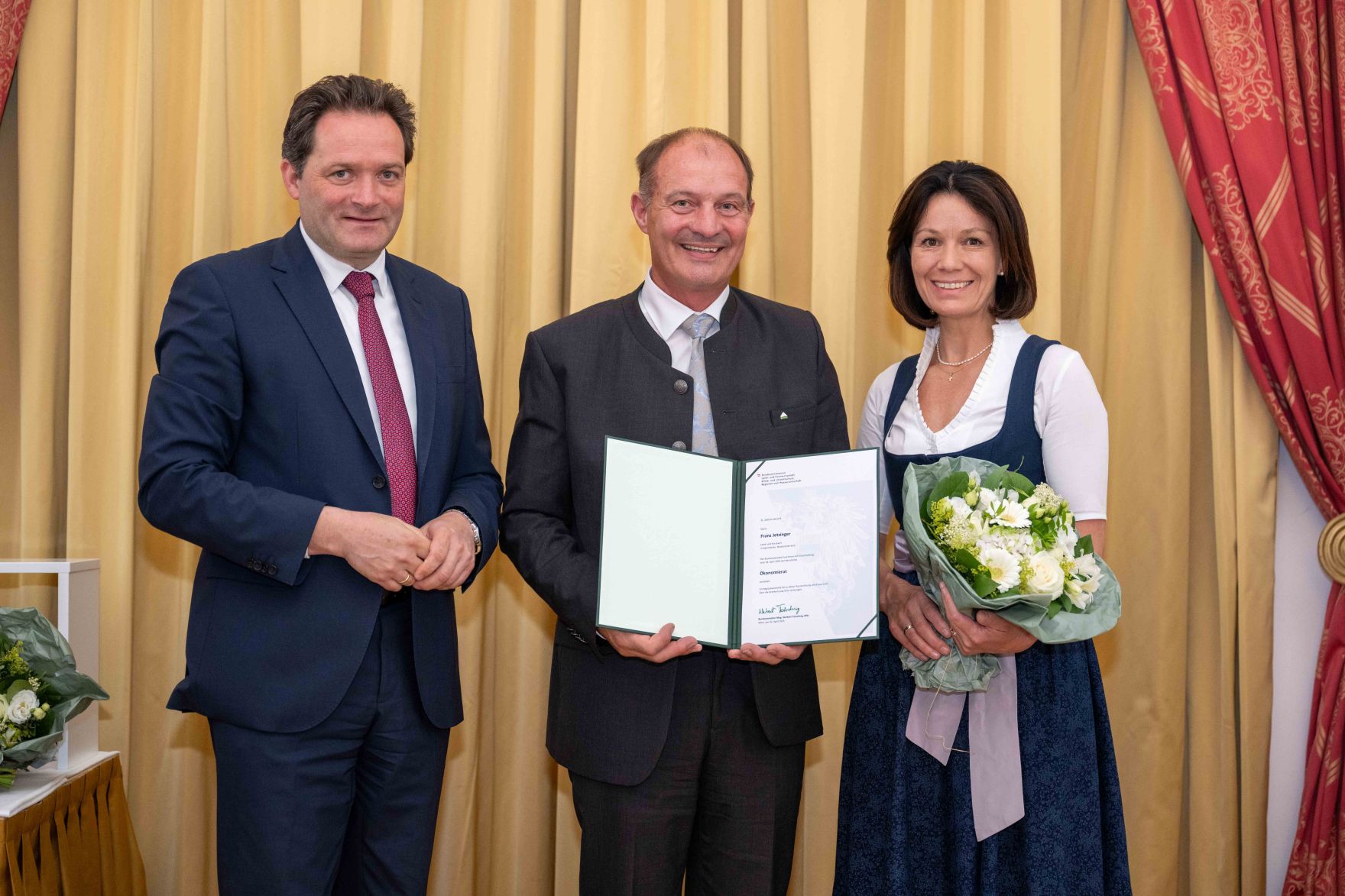 Herr Bundesminister Totschnig bei der Verleihung des Berufstitel &quot;&Ouml;konomierat&quot; im Palais Coburg.