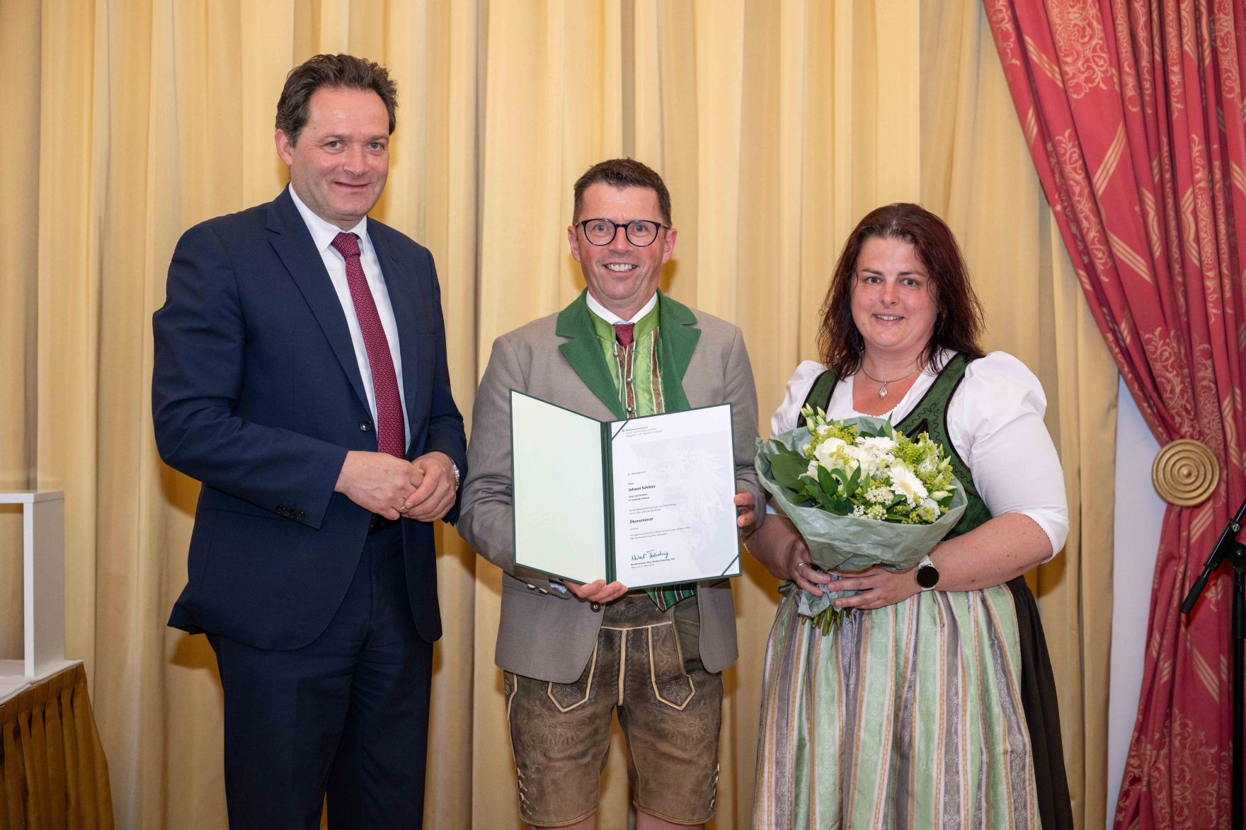 Herr Bundesminister Totschnig bei der Verleihung des Berufstitel &quot;&Ouml;konomierat&quot; im Palais Coburg.