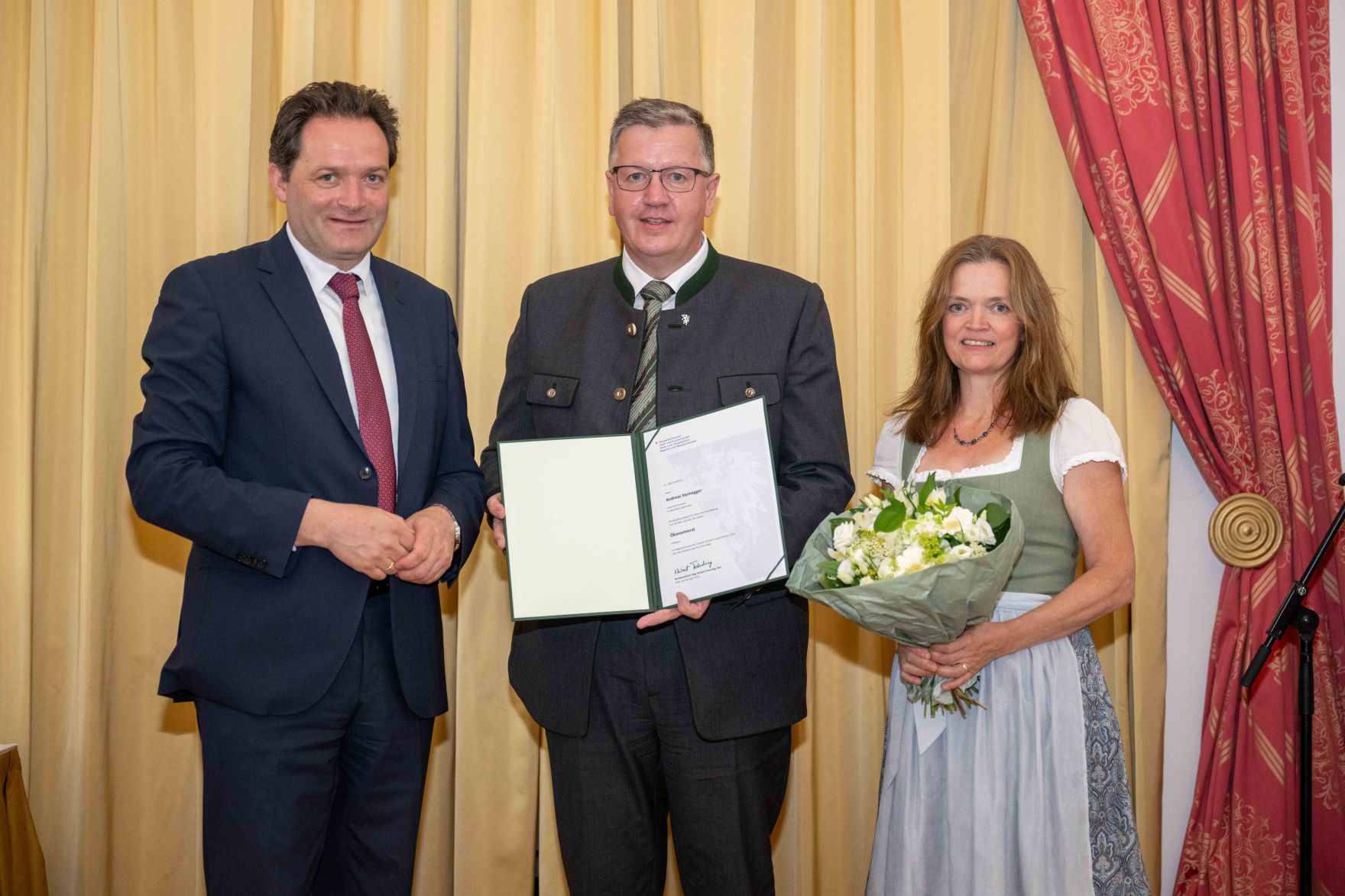 Herr Bundesminister Totschnig bei der Verleihung des Berufstitel &quot;&Ouml;konomierat&quot; im Palais Coburg.