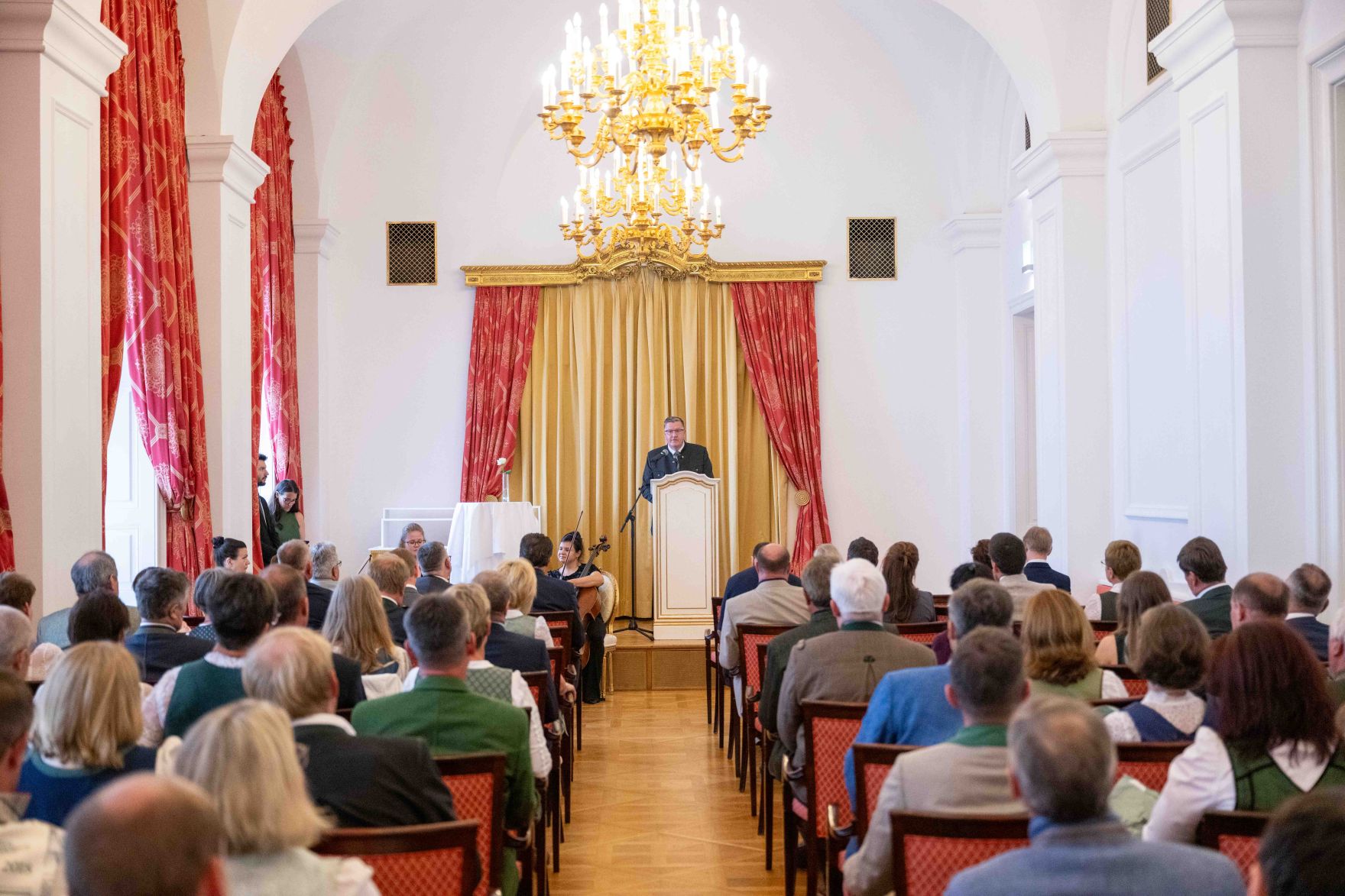 Herr Bundesminister Totschnig bei der Verleihung des Berufstitel &quot;&Ouml;konomierat&quot; im Palais Coburg.