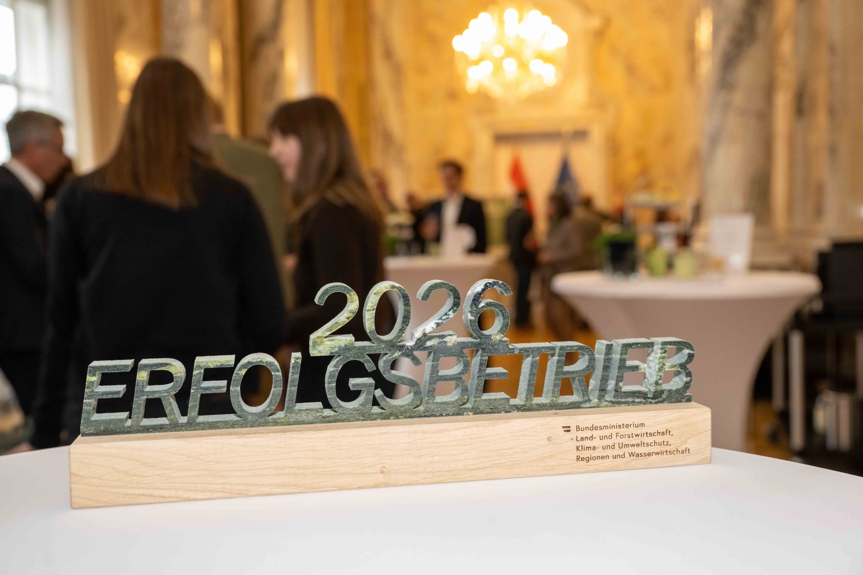 Die Pr&auml;mierung der Erfolgsbetriebe fand im M&auml;rz 2026 im Marmorsaal des Landwirtschaftsministeriums statt. Sie zielt darauf ab, beispielhafte Betriebe zu w&uuml;rdigen und sie als &bdquo;Best-Practice-Beispiele&ldquo; hervorzuheben. Landwirtschaftsminister Norbert Totschnig zeichnet dabei sieben herausragende, partnerschaftlich gef&uuml;hrte Betriebe aus. Zudem werden auch Betriebe, die seit 50, 60 oder sogar &uuml;ber 65 Jahren ihre Buchf&uuml;hrungsergebnisse f&uuml;r den Gr&uuml;nen Bericht zur Verf&uuml;gung stellen, gew&uuml;rdigt.