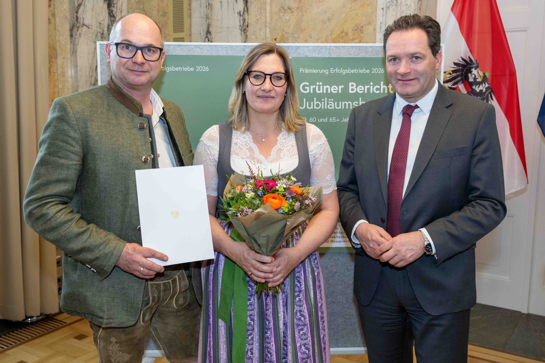 Die Pr&auml;mierung der Erfolgsbetriebe fand im M&auml;rz 2026 im Marmorsaal des Landwirtschaftsministeriums statt. Sie zielt darauf ab, beispielhafte Betriebe zu w&uuml;rdigen und sie als &bdquo;Best-Practice-Beispiele&ldquo; hervorzuheben. Landwirtschaftsminister Norbert Totschnig zeichnet dabei sieben herausragende, partnerschaftlich gef&uuml;hrte Betriebe aus. Zudem werden auch Betriebe, die seit 50, 60 oder sogar &uuml;ber 65 Jahren ihre Buchf&uuml;hrungsergebnisse f&uuml;r den Gr&uuml;nen Bericht zur Verf&uuml;gung stellen, gew&uuml;rdigt.