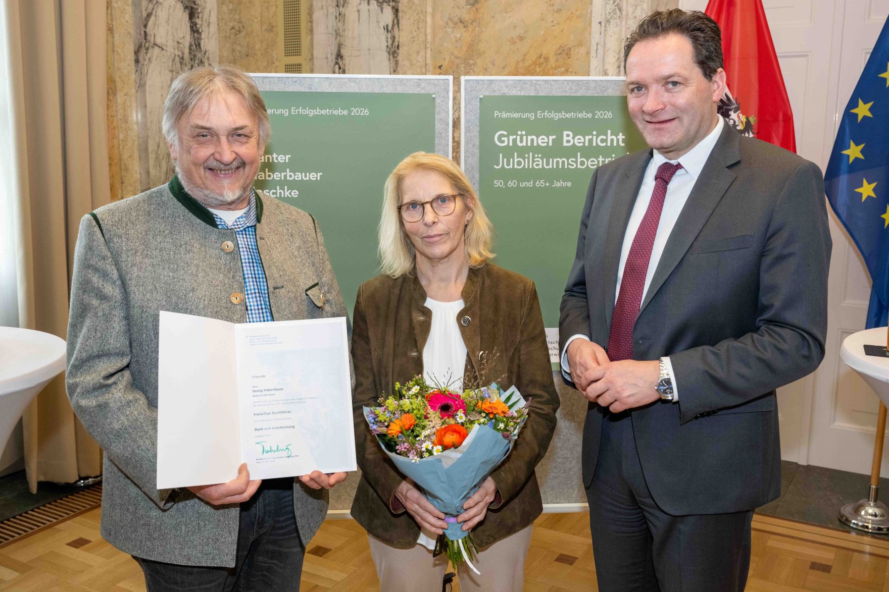 Die Pr&auml;mierung der Erfolgsbetriebe fand im M&auml;rz 2026 im Marmorsaal des Landwirtschaftsministeriums statt. Sie zielt darauf ab, beispielhafte Betriebe zu w&uuml;rdigen und sie als &bdquo;Best-Practice-Beispiele&ldquo; hervorzuheben. Landwirtschaftsminister Norbert Totschnig zeichnet dabei sieben herausragende, partnerschaftlich gef&uuml;hrte Betriebe aus. Zudem werden auch Betriebe, die seit 50, 60 oder sogar &uuml;ber 65 Jahren ihre Buchf&uuml;hrungsergebnisse f&uuml;r den Gr&uuml;nen Bericht zur Verf&uuml;gung stellen, gew&uuml;rdigt.