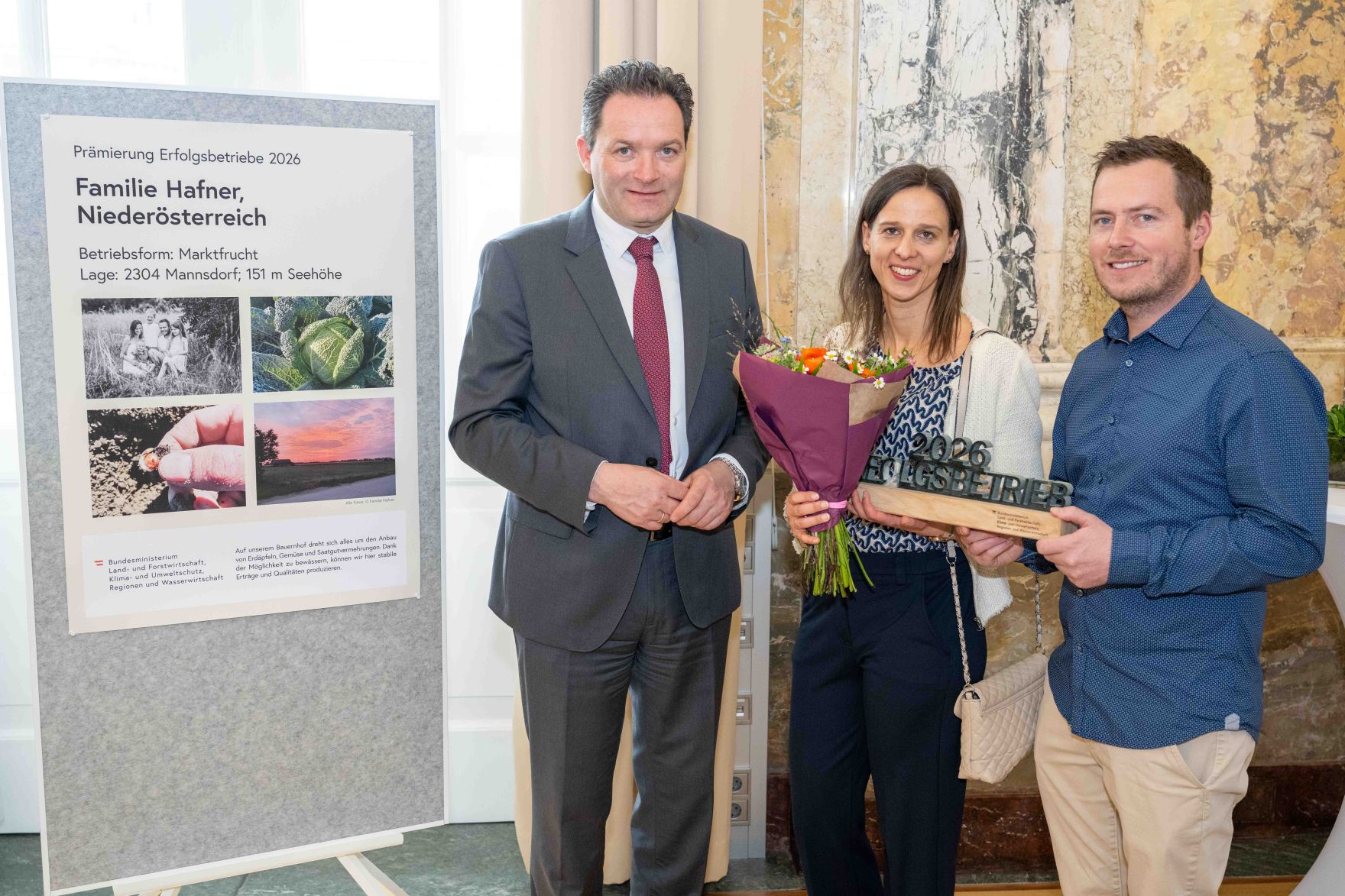 Die Pr&auml;mierung der Erfolgsbetriebe fand im M&auml;rz 2026 im Marmorsaal des Landwirtschaftsministeriums statt. Sie zielt darauf ab, beispielhafte Betriebe zu w&uuml;rdigen und sie als &bdquo;Best-Practice-Beispiele&ldquo; hervorzuheben. Landwirtschaftsminister Norbert Totschnig zeichnet dabei sieben herausragende, partnerschaftlich gef&uuml;hrte Betriebe aus. Zudem werden auch Betriebe, die seit 50, 60 oder sogar &uuml;ber 65 Jahren ihre Buchf&uuml;hrungsergebnisse f&uuml;r den Gr&uuml;nen Bericht zur Verf&uuml;gung stellen, gew&uuml;rdigt.