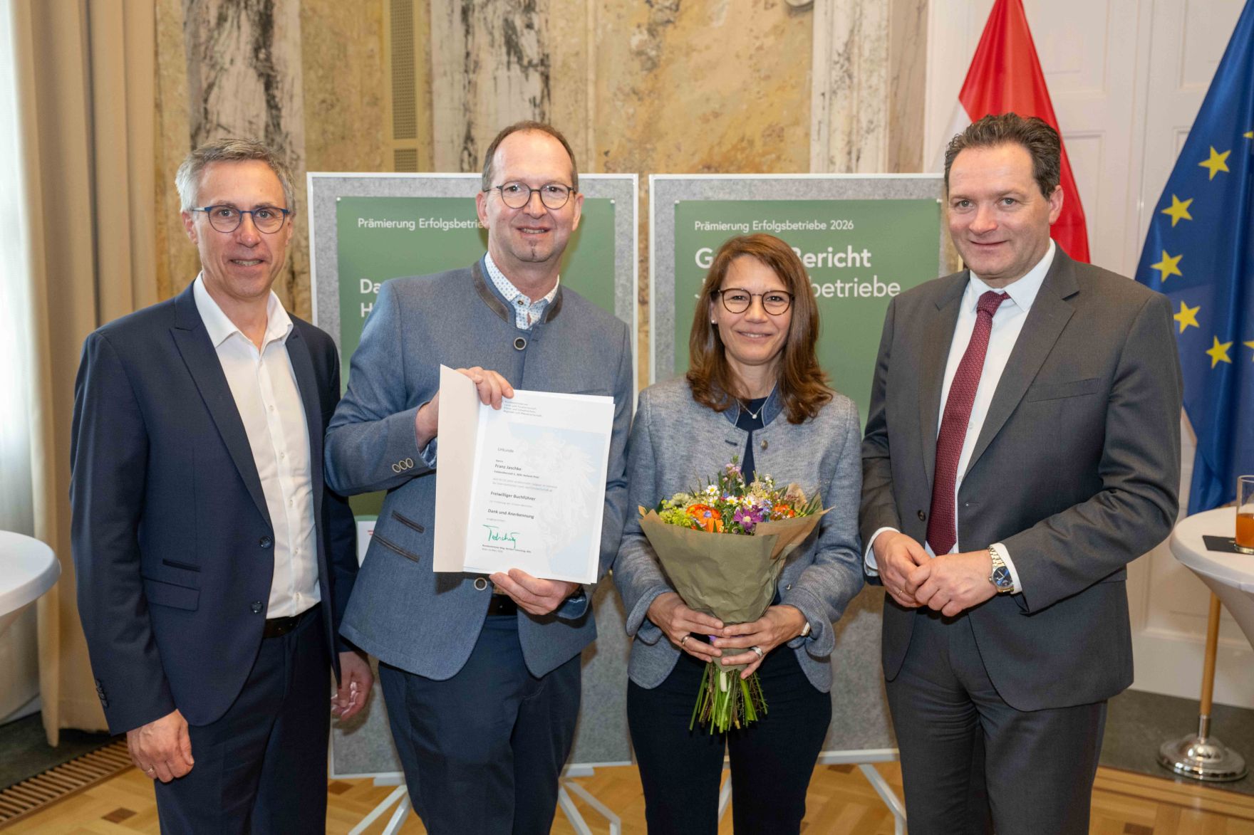 Die Pr&auml;mierung der Erfolgsbetriebe fand im M&auml;rz 2026 im Marmorsaal des Landwirtschaftsministeriums statt. Sie zielt darauf ab, beispielhafte Betriebe zu w&uuml;rdigen und sie als &bdquo;Best-Practice-Beispiele&ldquo; hervorzuheben. Landwirtschaftsminister Norbert Totschnig zeichnet dabei sieben herausragende, partnerschaftlich gef&uuml;hrte Betriebe aus. Zudem werden auch Betriebe, die seit 50, 60 oder sogar &uuml;ber 65 Jahren ihre Buchf&uuml;hrungsergebnisse f&uuml;r den Gr&uuml;nen Bericht zur Verf&uuml;gung stellen, gew&uuml;rdigt.