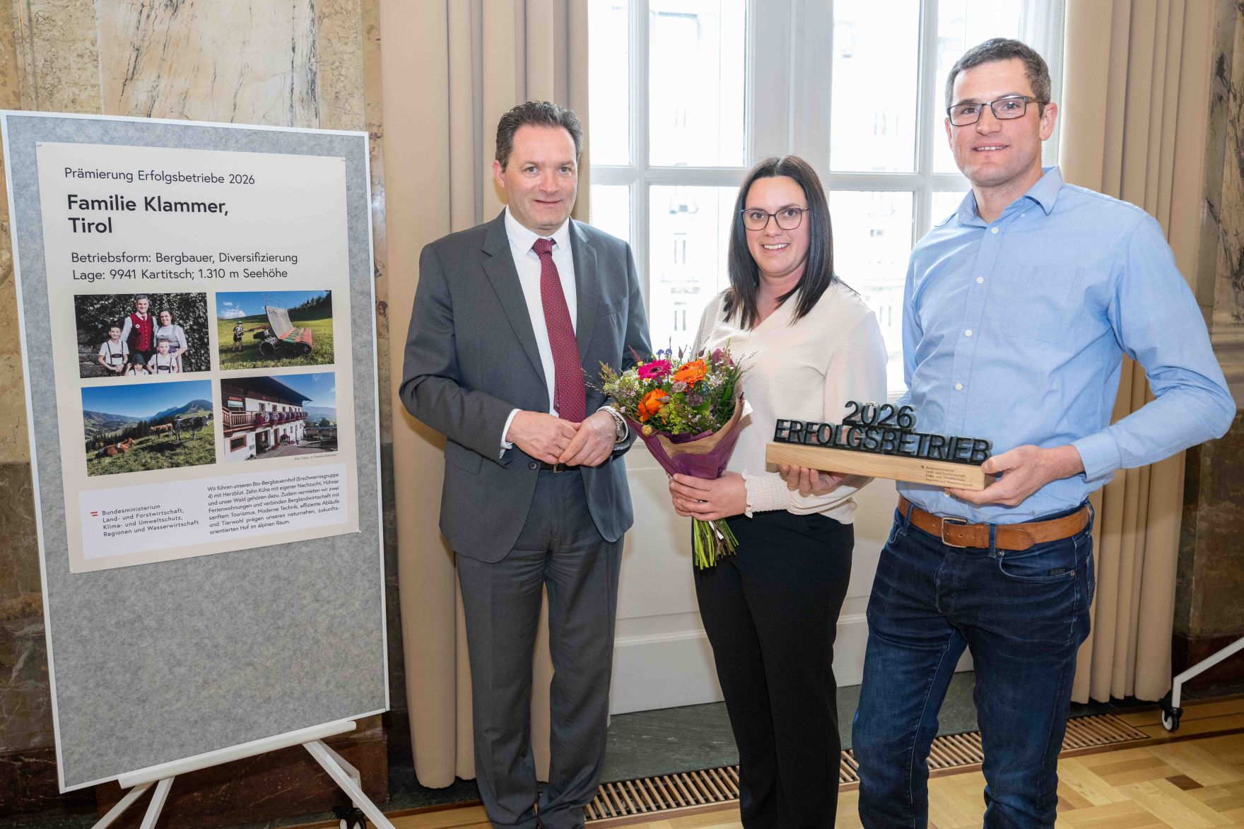 Die Pr&auml;mierung der Erfolgsbetriebe fand im M&auml;rz 2026 im Marmorsaal des Landwirtschaftsministeriums statt. Sie zielt darauf ab, beispielhafte Betriebe zu w&uuml;rdigen und sie als &bdquo;Best-Practice-Beispiele&ldquo; hervorzuheben. Landwirtschaftsminister Norbert Totschnig zeichnet dabei sieben herausragende, partnerschaftlich gef&uuml;hrte Betriebe aus. Zudem werden auch Betriebe, die seit 50, 60 oder sogar &uuml;ber 65 Jahren ihre Buchf&uuml;hrungsergebnisse f&uuml;r den Gr&uuml;nen Bericht zur Verf&uuml;gung stellen, gew&uuml;rdigt.