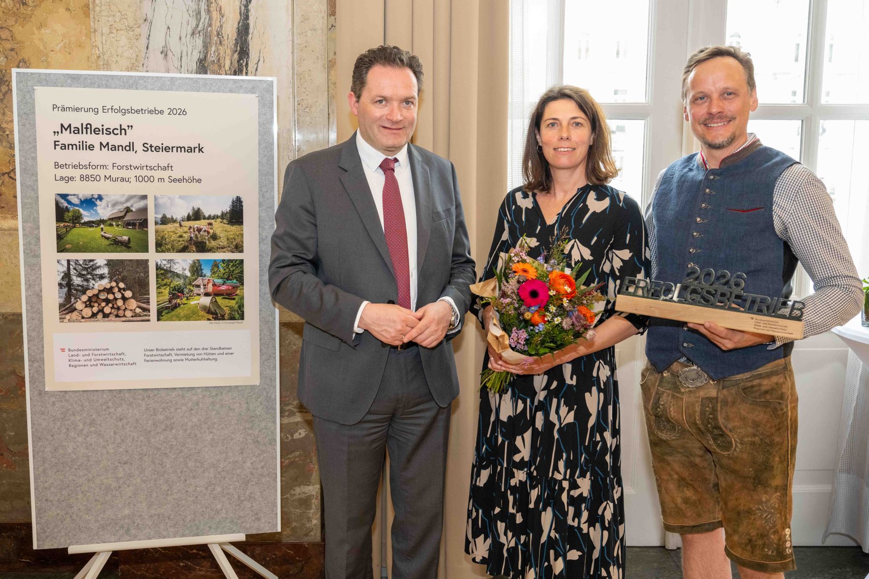 Die Pr&auml;mierung der Erfolgsbetriebe fand im M&auml;rz 2026 im Marmorsaal des Landwirtschaftsministeriums statt. Sie zielt darauf ab, beispielhafte Betriebe zu w&uuml;rdigen und sie als &bdquo;Best-Practice-Beispiele&ldquo; hervorzuheben. Landwirtschaftsminister Norbert Totschnig zeichnet dabei sieben herausragende, partnerschaftlich gef&uuml;hrte Betriebe aus. Zudem werden auch Betriebe, die seit 50, 60 oder sogar &uuml;ber 65 Jahren ihre Buchf&uuml;hrungsergebnisse f&uuml;r den Gr&uuml;nen Bericht zur Verf&uuml;gung stellen, gew&uuml;rdigt.