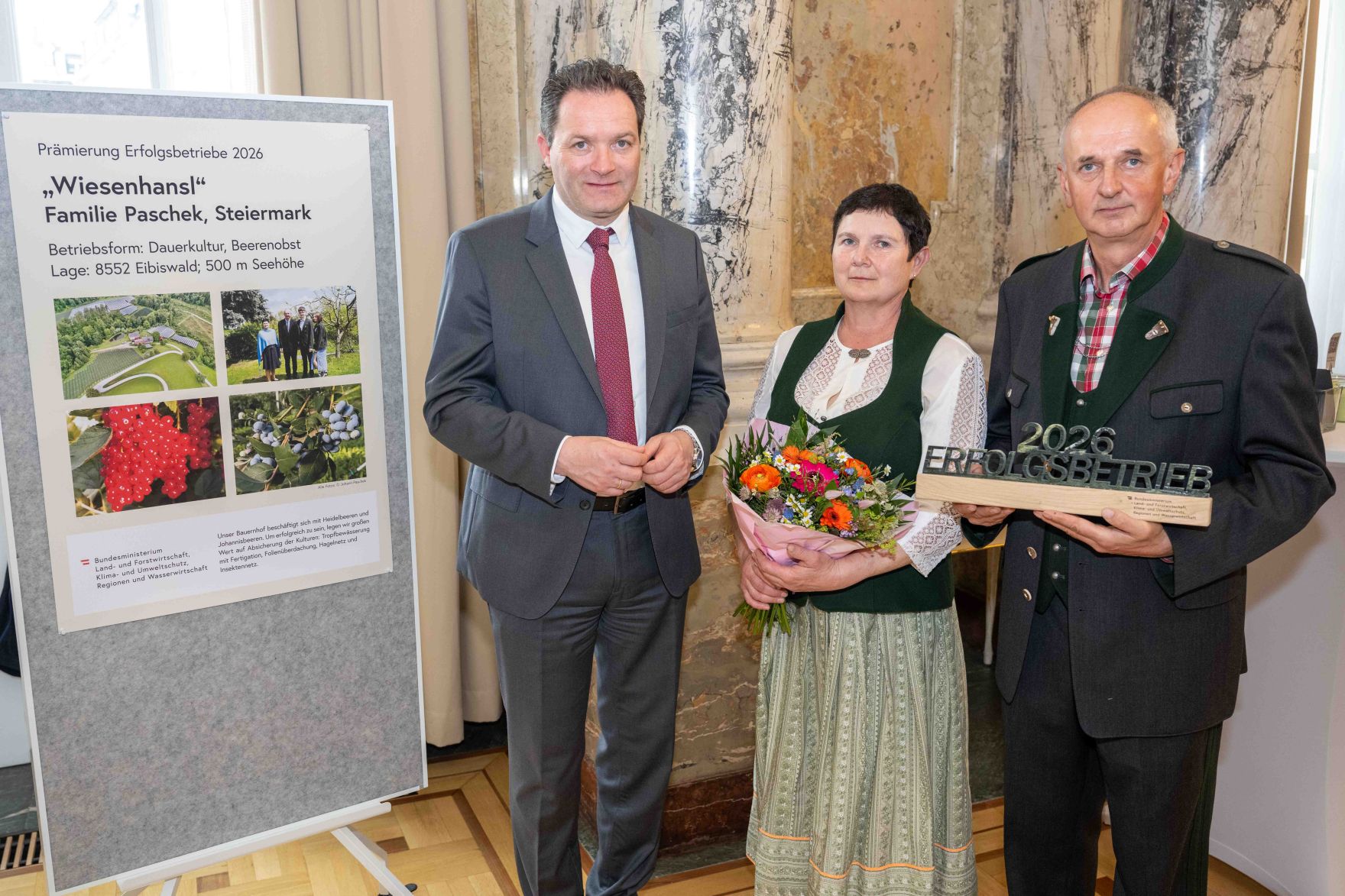 Die Pr&auml;mierung der Erfolgsbetriebe fand im M&auml;rz 2026 im Marmorsaal des Landwirtschaftsministeriums statt. Sie zielt darauf ab, beispielhafte Betriebe zu w&uuml;rdigen und sie als &bdquo;Best-Practice-Beispiele&ldquo; hervorzuheben. Landwirtschaftsminister Norbert Totschnig zeichnet dabei sieben herausragende, partnerschaftlich gef&uuml;hrte Betriebe aus. Zudem werden auch Betriebe, die seit 50, 60 oder sogar &uuml;ber 65 Jahren ihre Buchf&uuml;hrungsergebnisse f&uuml;r den Gr&uuml;nen Bericht zur Verf&uuml;gung stellen, gew&uuml;rdigt.