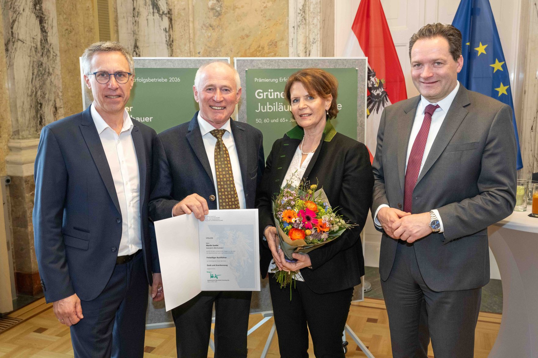 Die Pr&auml;mierung der Erfolgsbetriebe fand im M&auml;rz 2026 im Marmorsaal des Landwirtschaftsministeriums statt. Sie zielt darauf ab, beispielhafte Betriebe zu w&uuml;rdigen und sie als &bdquo;Best-Practice-Beispiele&ldquo; hervorzuheben. Landwirtschaftsminister Norbert Totschnig zeichnet dabei sieben herausragende, partnerschaftlich gef&uuml;hrte Betriebe aus. Zudem werden auch Betriebe, die seit 50, 60 oder sogar &uuml;ber 65 Jahren ihre Buchf&uuml;hrungsergebnisse f&uuml;r den Gr&uuml;nen Bericht zur Verf&uuml;gung stellen, gew&uuml;rdigt.
