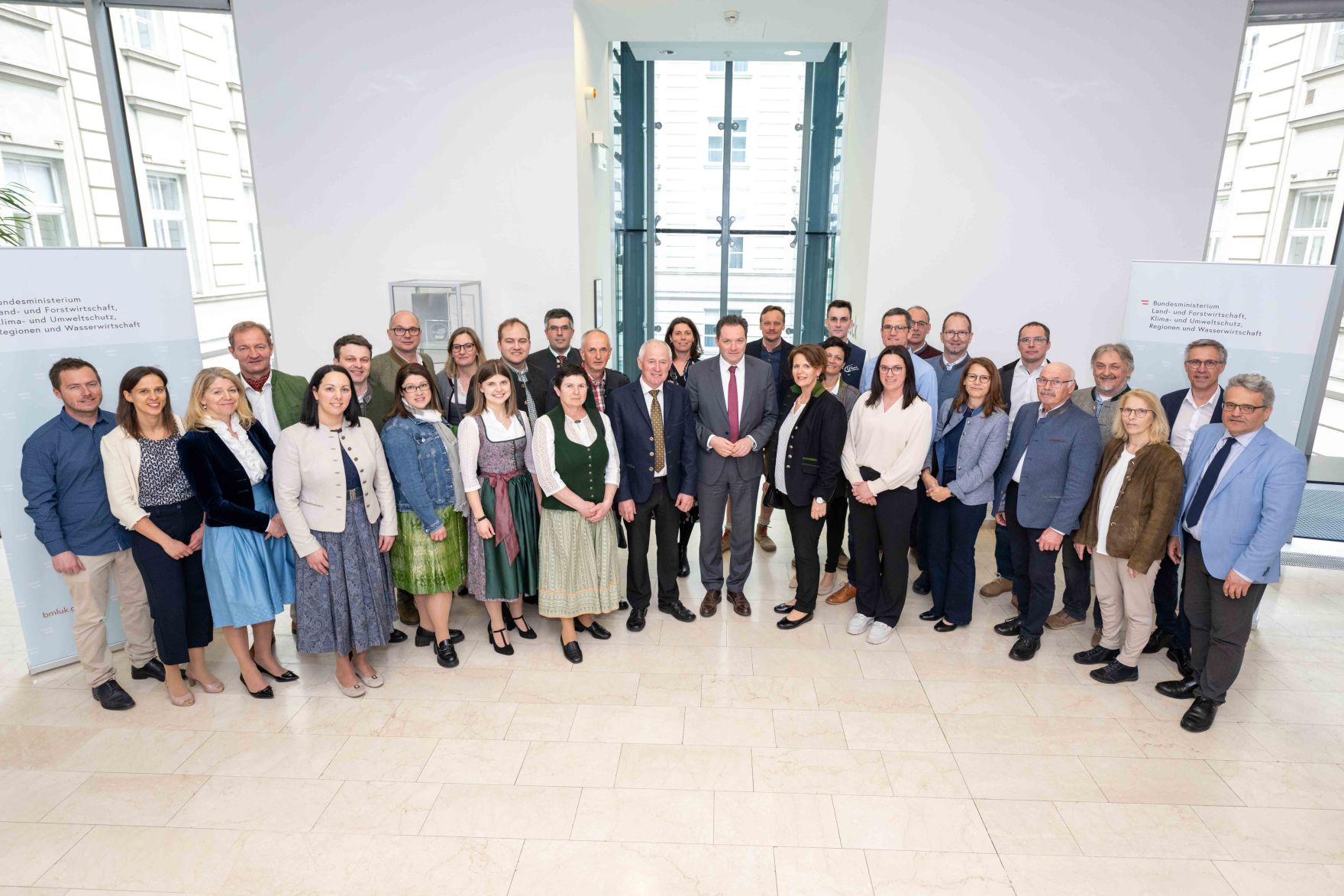 Die Pr&auml;mierung der Erfolgsbetriebe fand im M&auml;rz 2026 im Marmorsaal des Landwirtschaftsministeriums statt. Sie zielt darauf ab, beispielhafte Betriebe zu w&uuml;rdigen und sie als &bdquo;Best-Practice-Beispiele&ldquo; hervorzuheben. Landwirtschaftsminister Norbert Totschnig zeichnet dabei sieben herausragende, partnerschaftlich gef&uuml;hrte Betriebe aus. Zudem werden auch Betriebe, die seit 50, 60 oder sogar &uuml;ber 65 Jahren ihre Buchf&uuml;hrungsergebnisse f&uuml;r den Gr&uuml;nen Bericht zur Verf&uuml;gung stellen, gew&uuml;rdigt.