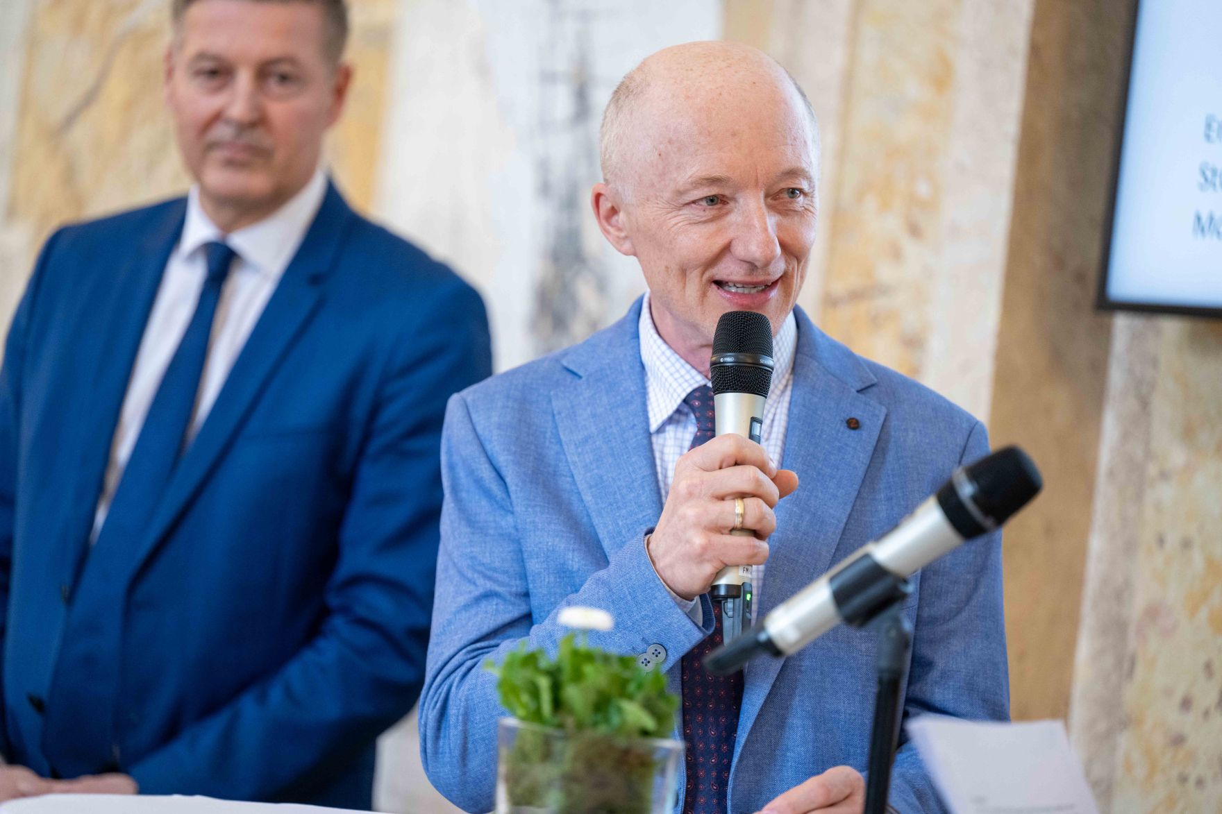 Die Pr&auml;mierung der Erfolgsbetriebe fand im M&auml;rz 2026 im Marmorsaal des Landwirtschaftsministeriums statt. Sie zielt darauf ab, beispielhafte Betriebe zu w&uuml;rdigen und sie als &bdquo;Best-Practice-Beispiele&ldquo; hervorzuheben. Landwirtschaftsminister Norbert Totschnig zeichnet dabei sieben herausragende, partnerschaftlich gef&uuml;hrte Betriebe aus. Zudem werden auch Betriebe, die seit 50, 60 oder sogar &uuml;ber 65 Jahren ihre Buchf&uuml;hrungsergebnisse f&uuml;r den Gr&uuml;nen Bericht zur Verf&uuml;gung stellen, gew&uuml;rdigt.