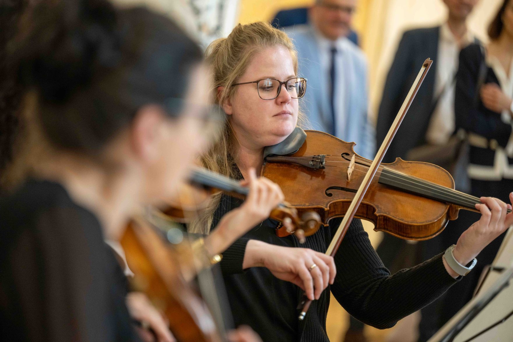 Die Pr&auml;mierung der Erfolgsbetriebe fand im M&auml;rz 2026 im Marmorsaal des Landwirtschaftsministeriums statt. Sie zielt darauf ab, beispielhafte Betriebe zu w&uuml;rdigen und sie als &bdquo;Best-Practice-Beispiele&ldquo; hervorzuheben. Landwirtschaftsminister Norbert Totschnig zeichnet dabei sieben herausragende, partnerschaftlich gef&uuml;hrte Betriebe aus. Zudem werden auch Betriebe, die seit 50, 60 oder sogar &uuml;ber 65 Jahren ihre Buchf&uuml;hrungsergebnisse f&uuml;r den Gr&uuml;nen Bericht zur Verf&uuml;gung stellen, gew&uuml;rdigt.