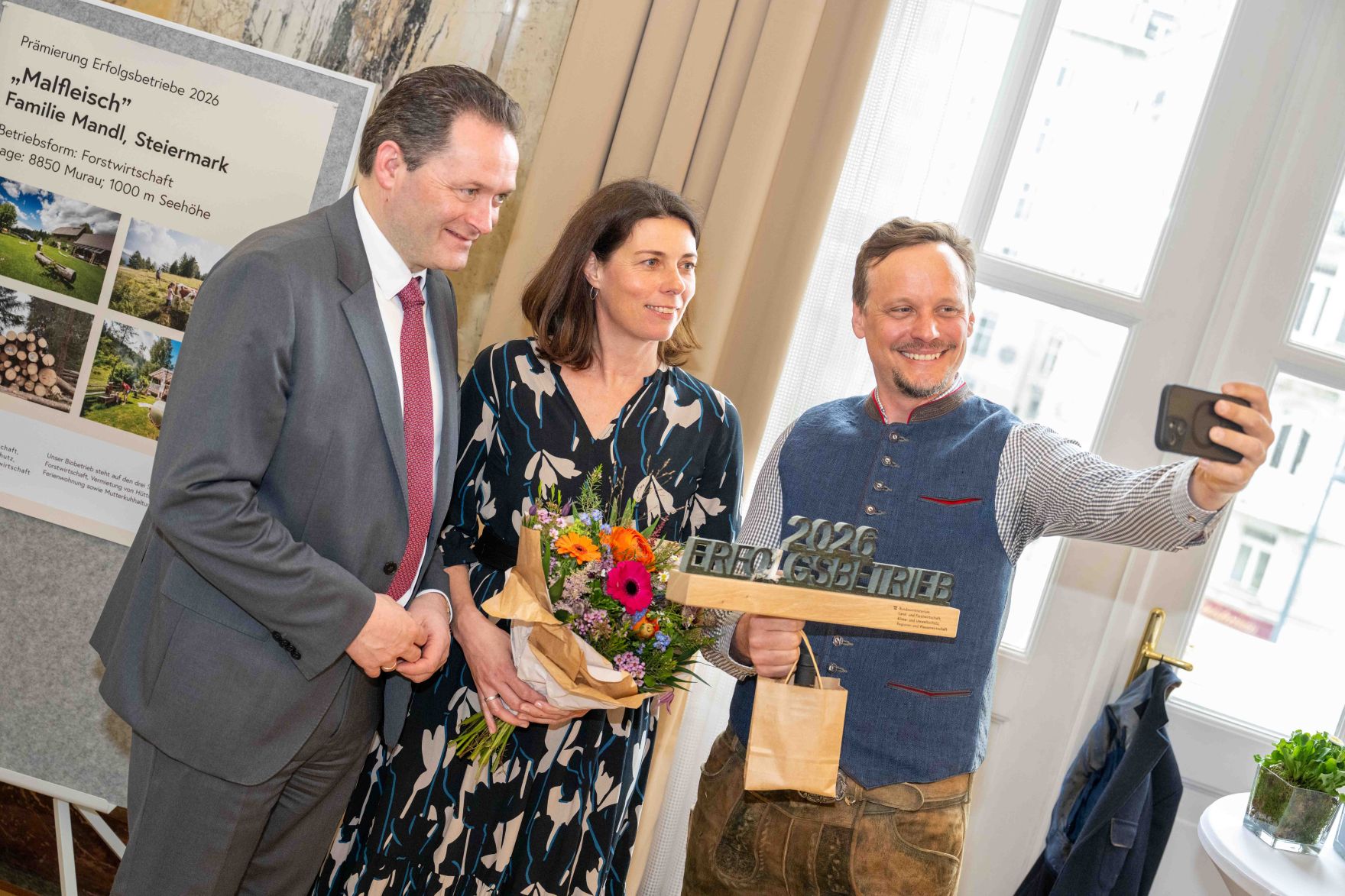 Die Pr&auml;mierung der Erfolgsbetriebe fand im M&auml;rz 2026 im Marmorsaal des Landwirtschaftsministeriums statt. Sie zielt darauf ab, beispielhafte Betriebe zu w&uuml;rdigen und sie als &bdquo;Best-Practice-Beispiele&ldquo; hervorzuheben. Landwirtschaftsminister Norbert Totschnig zeichnet dabei sieben herausragende, partnerschaftlich gef&uuml;hrte Betriebe aus. Zudem werden auch Betriebe, die seit 50, 60 oder sogar &uuml;ber 65 Jahren ihre Buchf&uuml;hrungsergebnisse f&uuml;r den Gr&uuml;nen Bericht zur Verf&uuml;gung stellen, gew&uuml;rdigt.