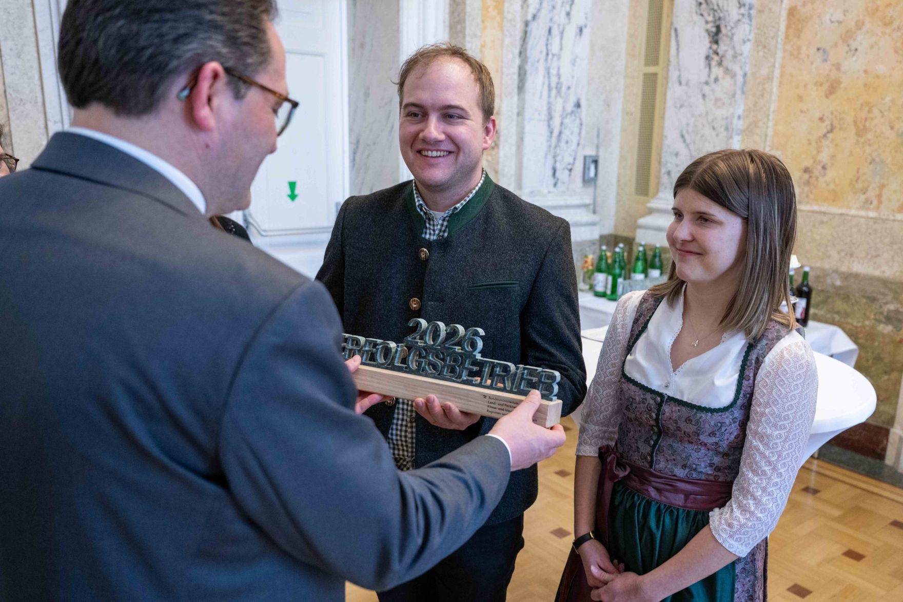 Die Pr&auml;mierung der Erfolgsbetriebe fand im M&auml;rz 2026 im Marmorsaal des Landwirtschaftsministeriums statt. Sie zielt darauf ab, beispielhafte Betriebe zu w&uuml;rdigen und sie als &bdquo;Best-Practice-Beispiele&ldquo; hervorzuheben. Landwirtschaftsminister Norbert Totschnig zeichnet dabei sieben herausragende, partnerschaftlich gef&uuml;hrte Betriebe aus. Zudem werden auch Betriebe, die seit 50, 60 oder sogar &uuml;ber 65 Jahren ihre Buchf&uuml;hrungsergebnisse f&uuml;r den Gr&uuml;nen Bericht zur Verf&uuml;gung stellen, gew&uuml;rdigt.