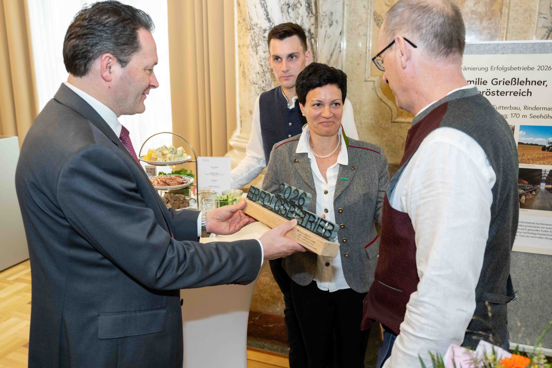 Die Pr&auml;mierung der Erfolgsbetriebe fand im M&auml;rz 2026 im Marmorsaal des Landwirtschaftsministeriums statt. Sie zielt darauf ab, beispielhafte Betriebe zu w&uuml;rdigen und sie als &bdquo;Best-Practice-Beispiele&ldquo; hervorzuheben. Landwirtschaftsminister Norbert Totschnig zeichnet dabei sieben herausragende, partnerschaftlich gef&uuml;hrte Betriebe aus. Zudem werden auch Betriebe, die seit 50, 60 oder sogar &uuml;ber 65 Jahren ihre Buchf&uuml;hrungsergebnisse f&uuml;r den Gr&uuml;nen Bericht zur Verf&uuml;gung stellen, gew&uuml;rdigt.
